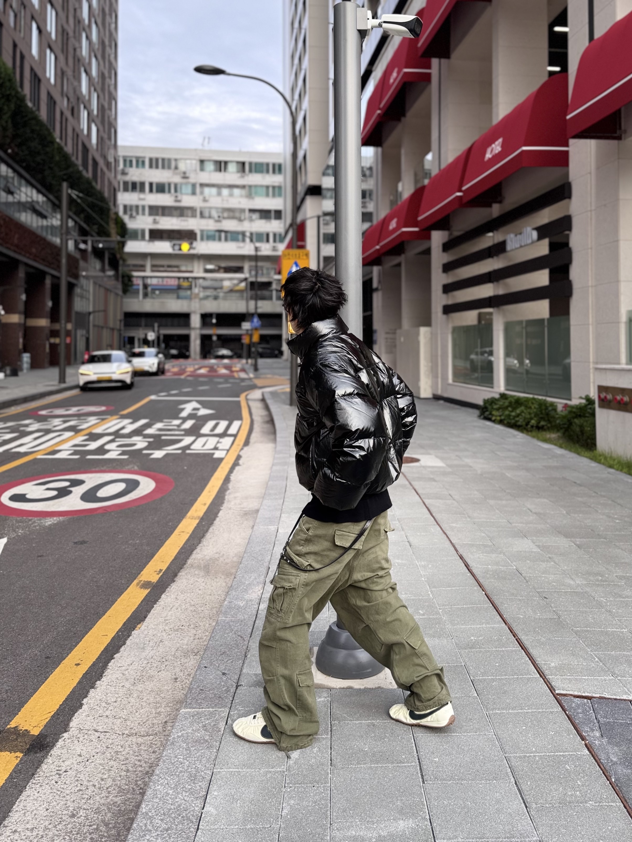Nike x Jacquemus Moon Shoe SP Alabaster Off Noir, Nonnod Double Pocket Cargo Pants Vintage Khaki 착용 스타일 - 3