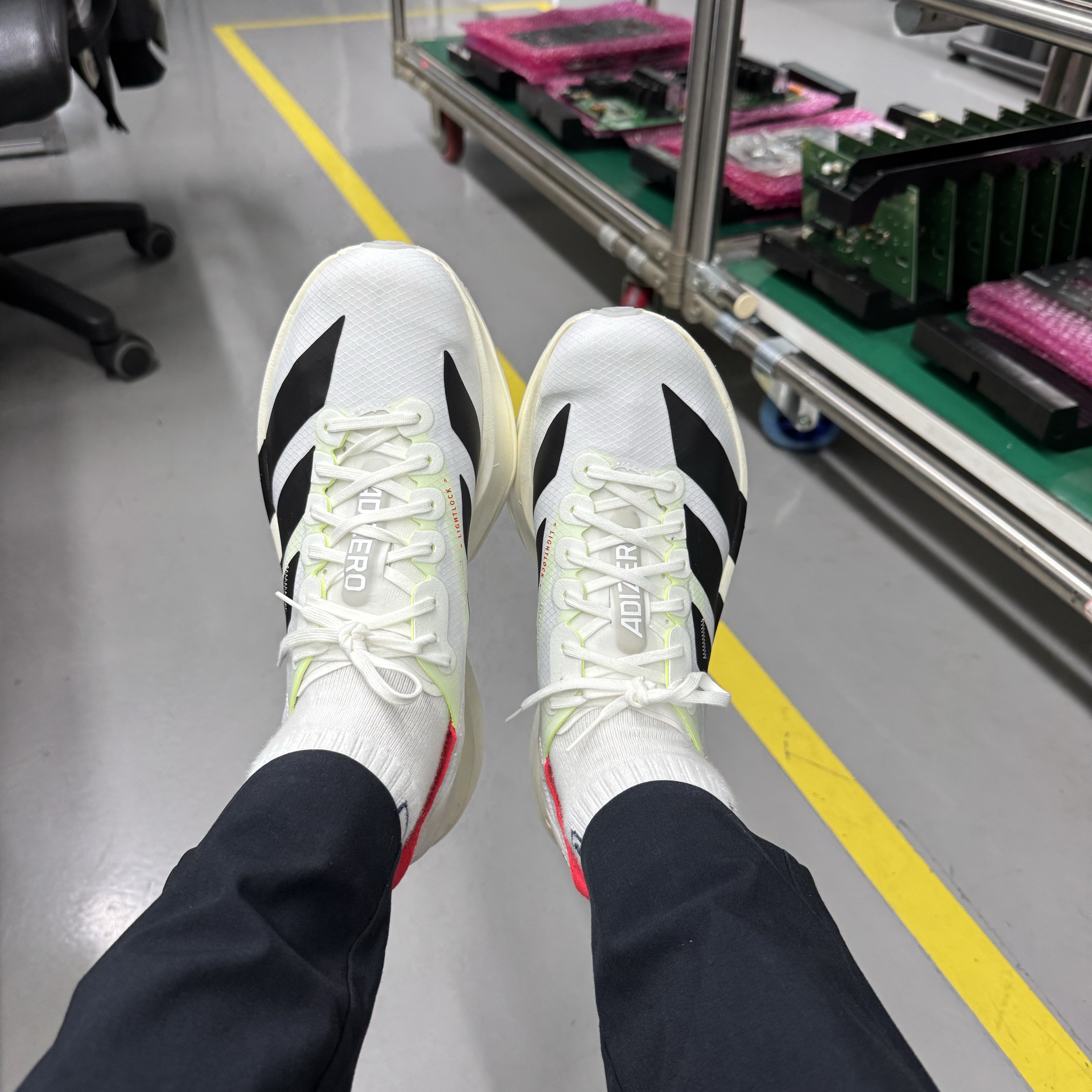 Adidas Adizero Adios Pro 4 Cloud White Core Black 착용 스타일