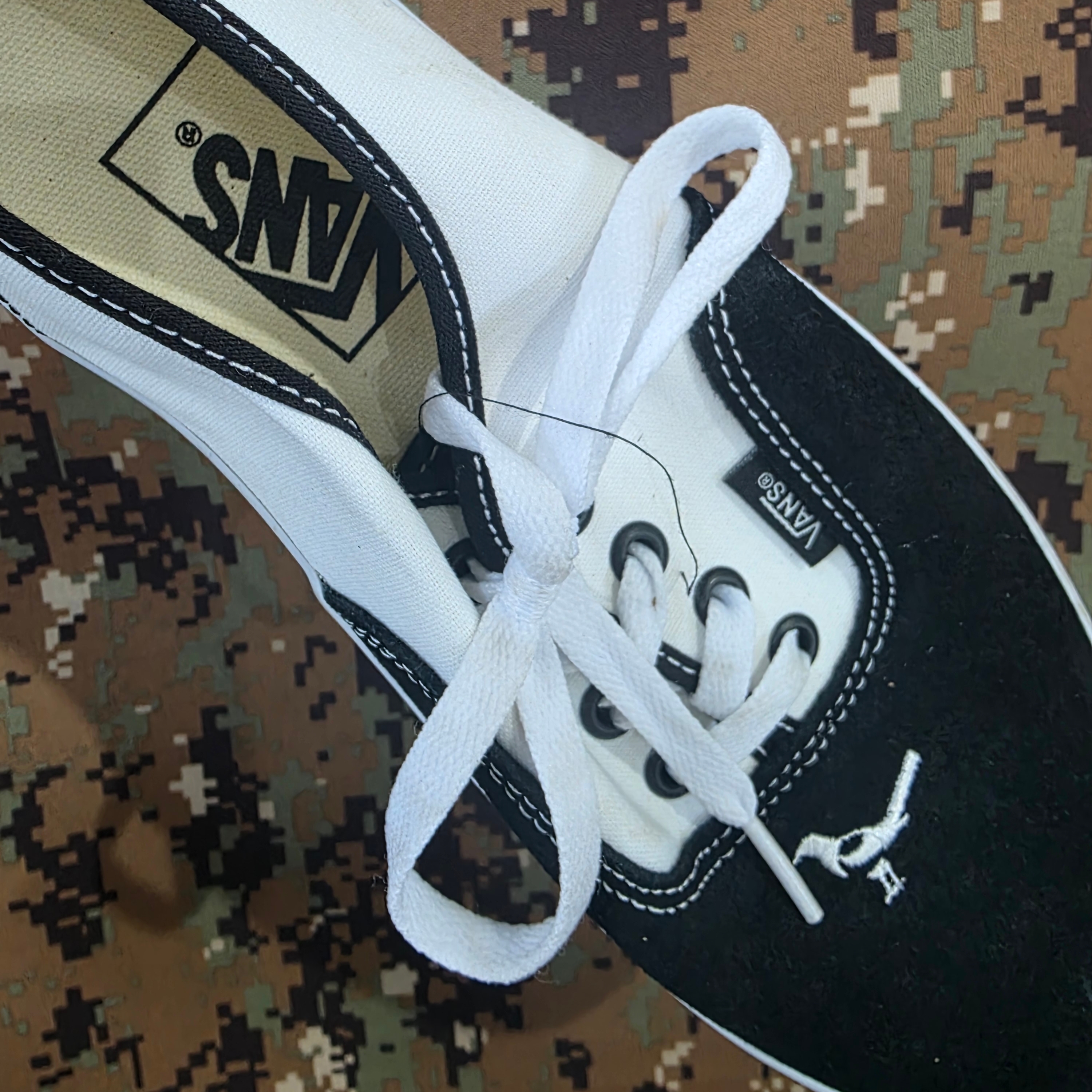 Vans Authentic Magpie Bird Black White 착용 스타일