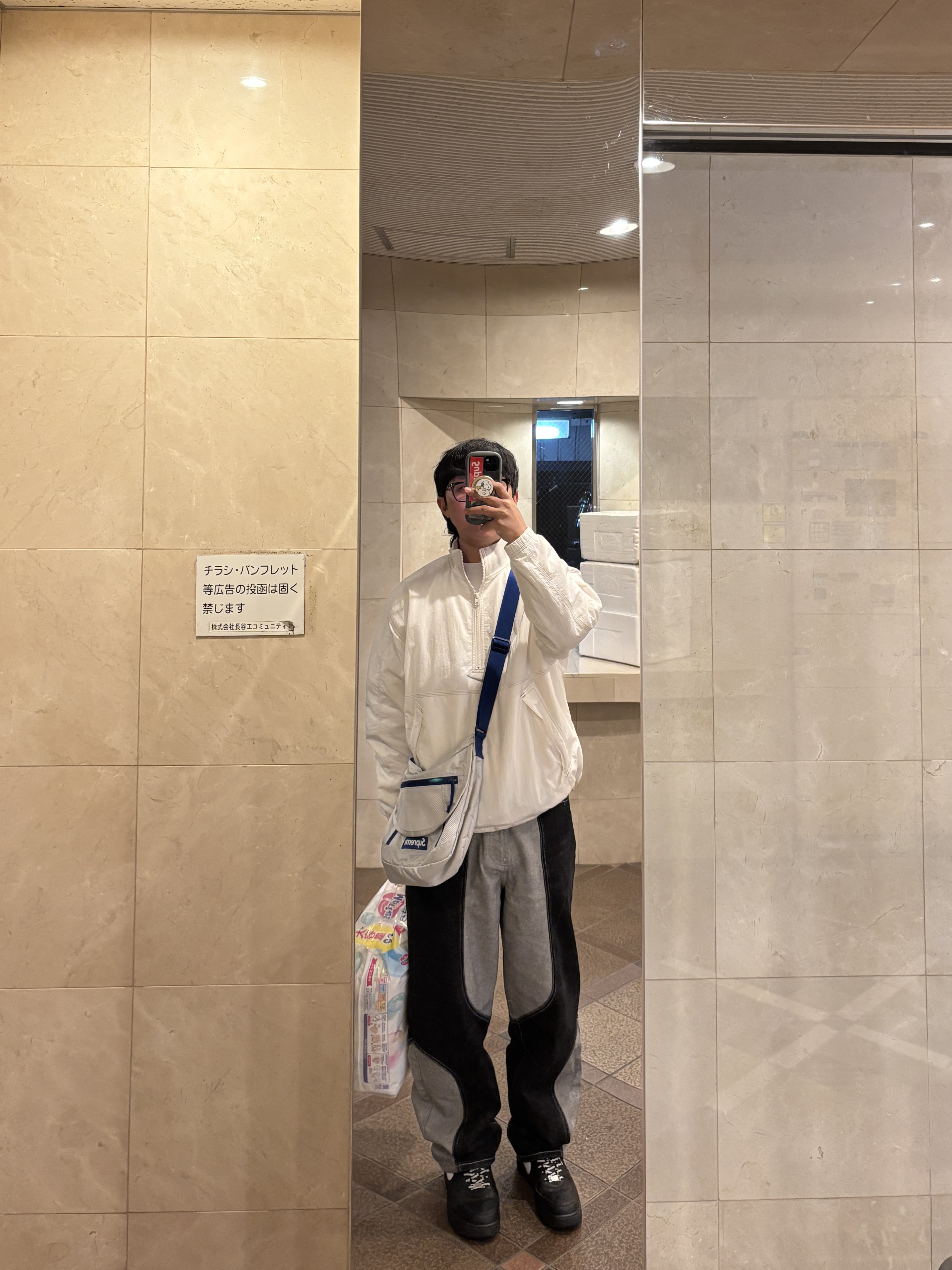 Supreme x Nike Ripstop Pullover White - 24SS, Supreme Small Messenger Bag Silver - 22SS 착용 스타일 - 2