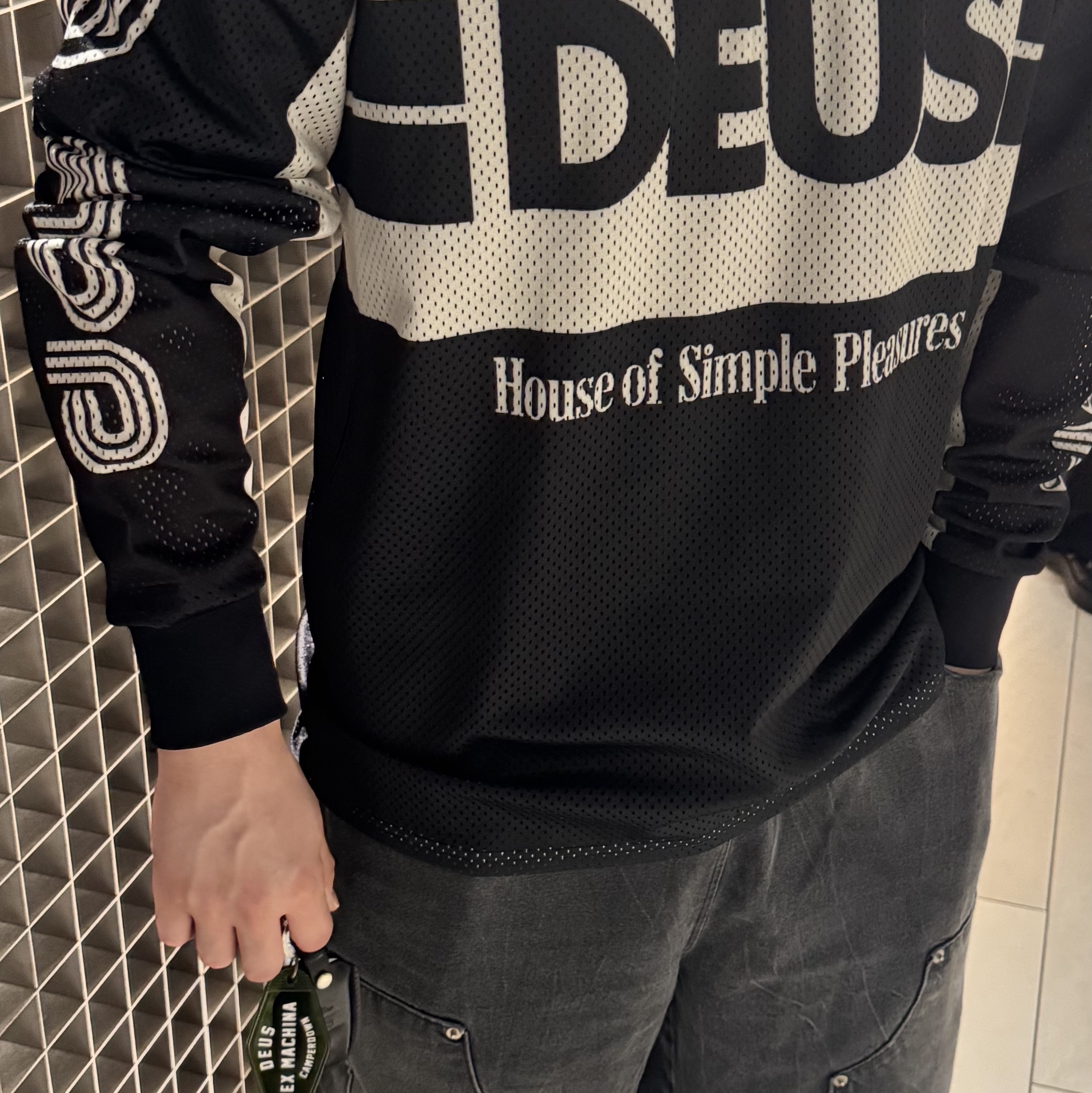 Deus Ex Machina Off Road MX Jersey Black, Oofos x Takahiromiyashita The Soloist The Soloist's Way Of Life Clog Black White 착용 스타일 - 4