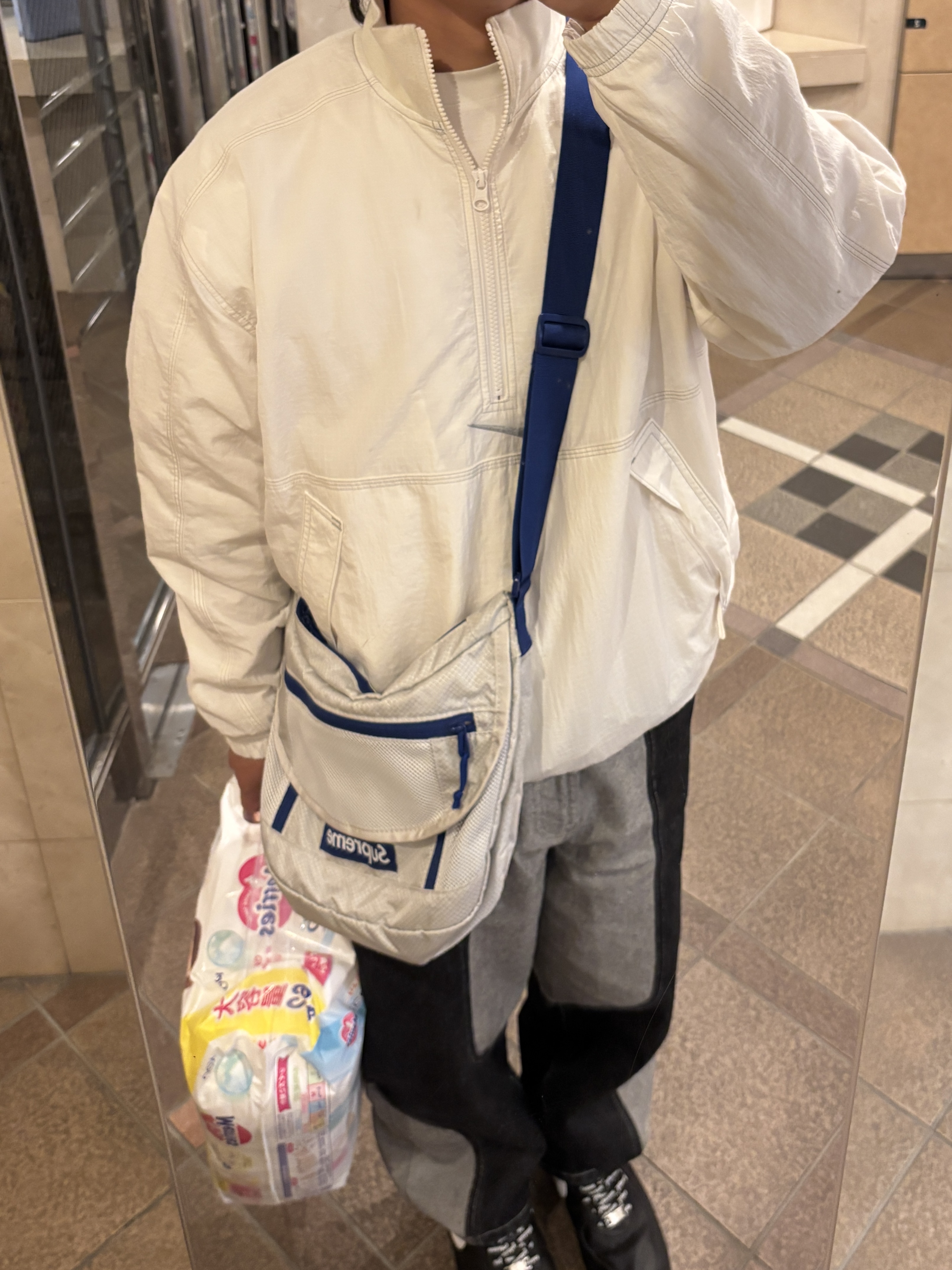 Supreme x Nike Ripstop Pullover White - 24SS, Supreme Small Messenger Bag Silver - 22SS 착용 스타일 - 1