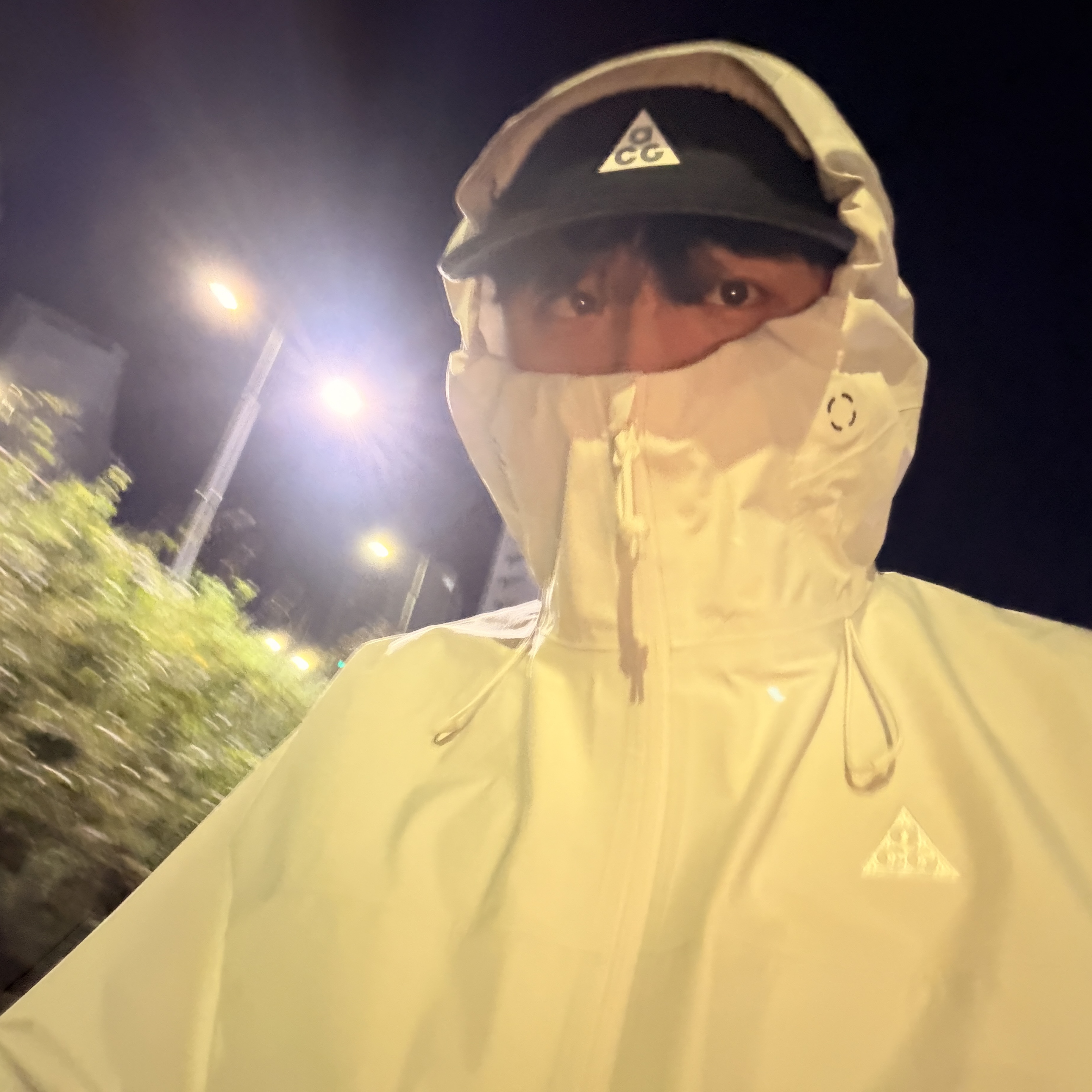 Nike ACG Fly Cap Black, Nike ACG Misery Ridge Storm-Fit ADV Gore-Tex Jacket Light Orewood Brown Summit White (FV8641-104) 착용 스타일