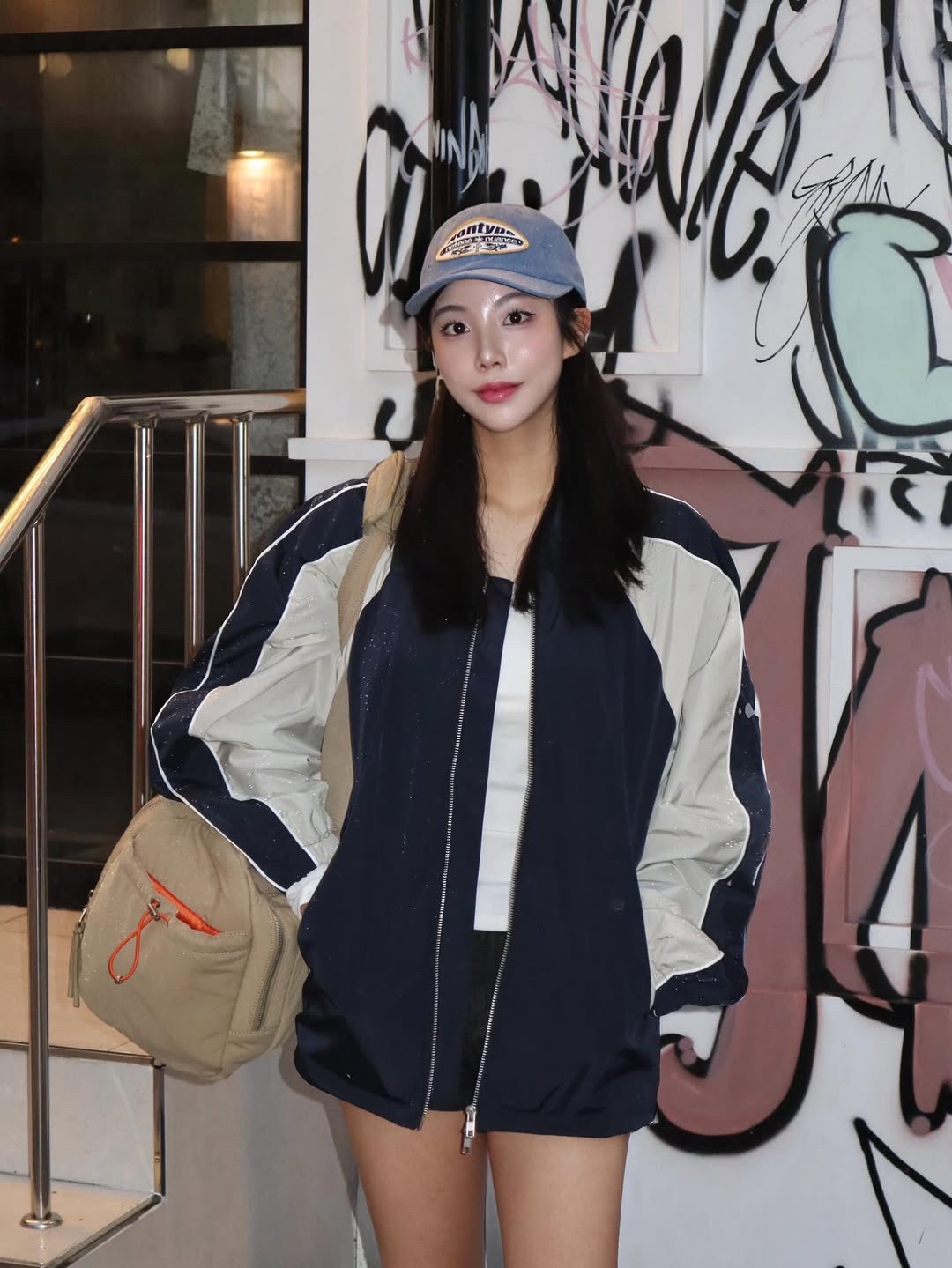 SLOW RECORD HOUSE Piping Line Windbreaker Navy 착용 스타일 - 1