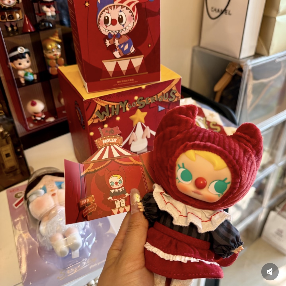 Pop Mart Why So Serious Series Vinyl Plush Pendant Crimson Dancer (Opened Case), Pop Mart Why So Serious Series Vinyl Plush Pendant Sealed Case (8 Blind Boxes) 착용 스타일