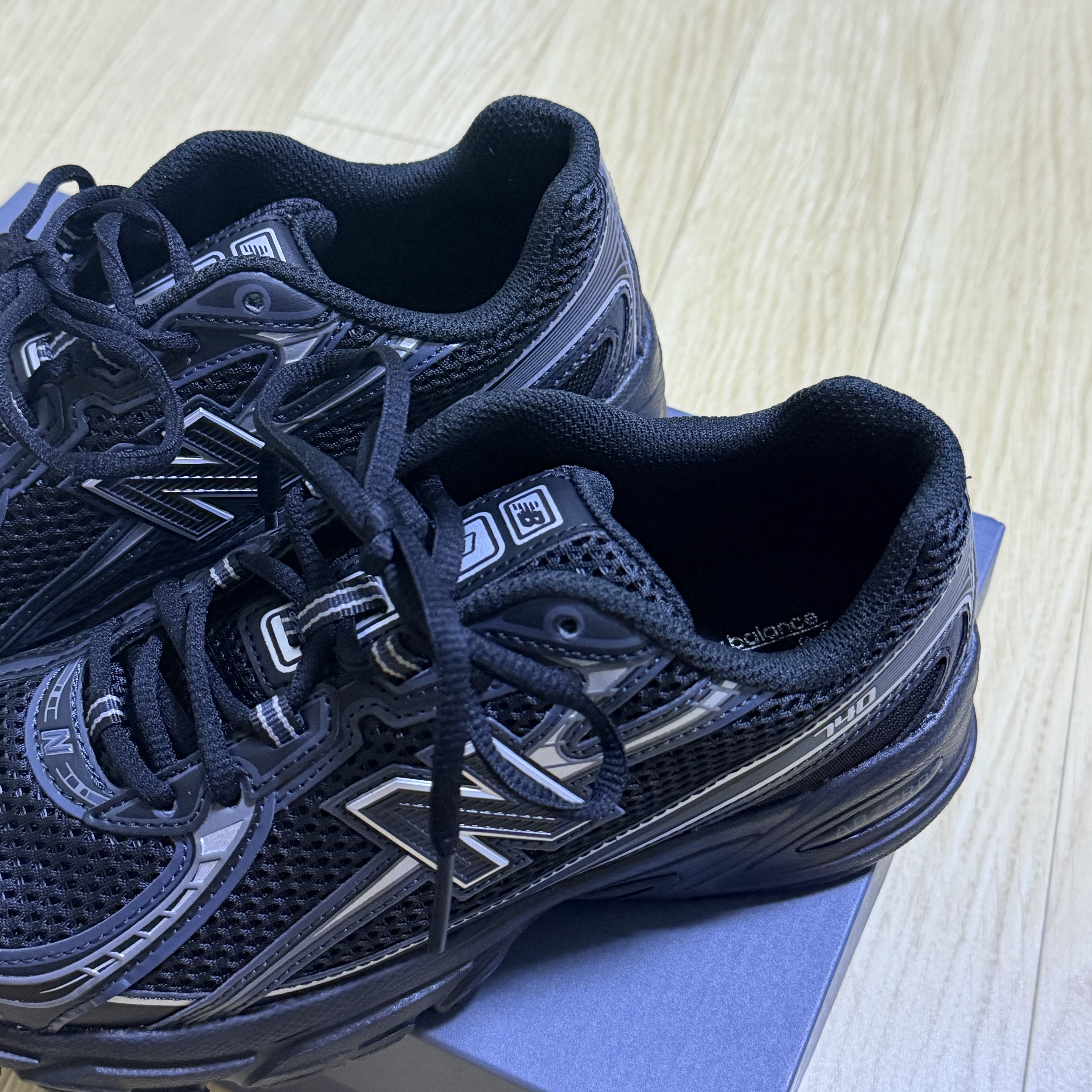 New Balance 740v2 Black Silver Metallic 착용 스타일 - 1