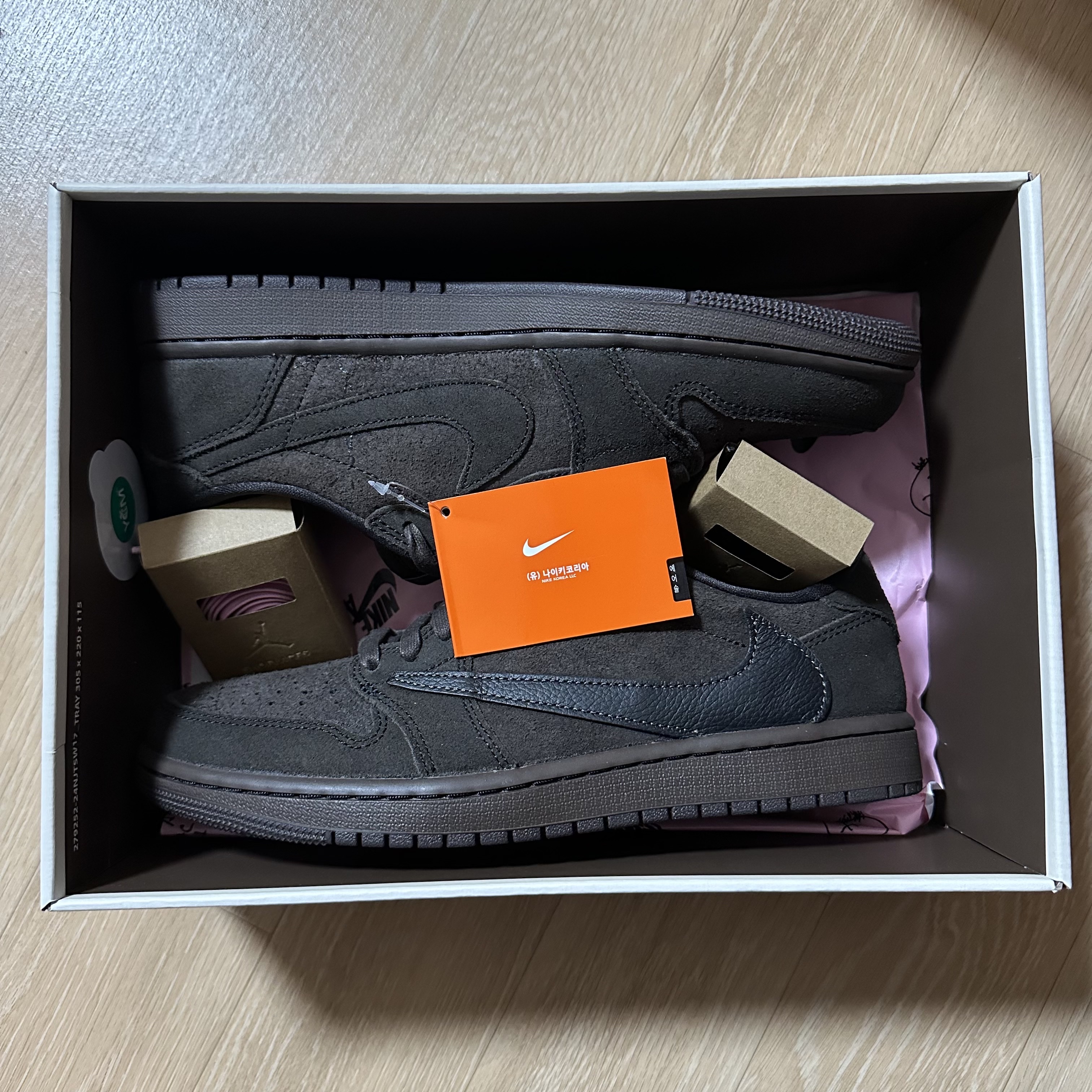 Jordan 1 x Travis Scott Retro Low OG SP Velvet Brown and Dark Mocha 착용 스타일