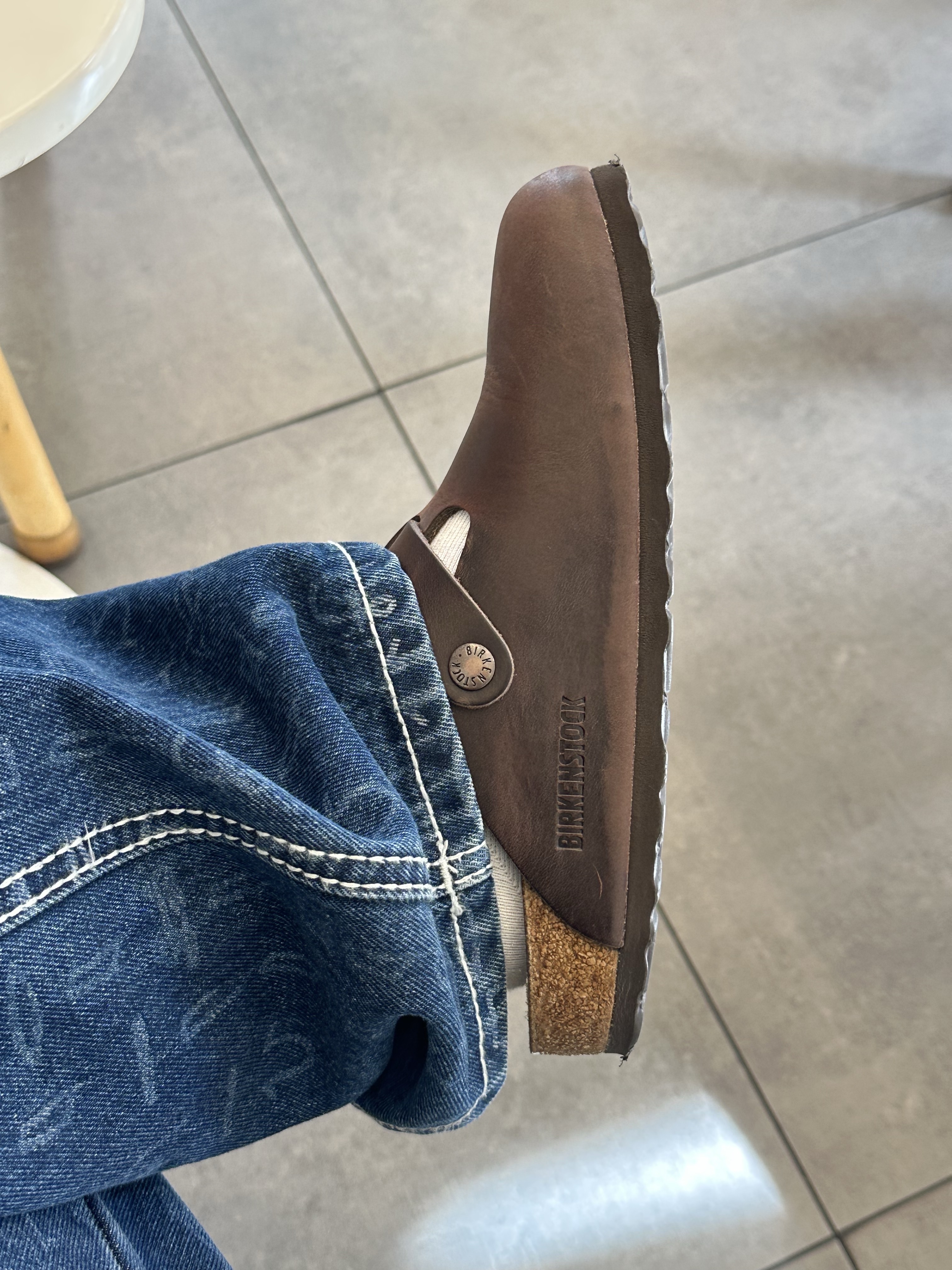 Birkenstock Boston Oiled Leather Habana - Narrow, True Religion Hieroglyphic Pants Indigo 착용 스타일 - 2