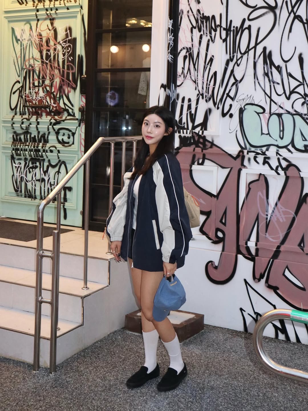 SLOW RECORD HOUSE Piping Line Windbreaker Navy 착용 스타일 - 5