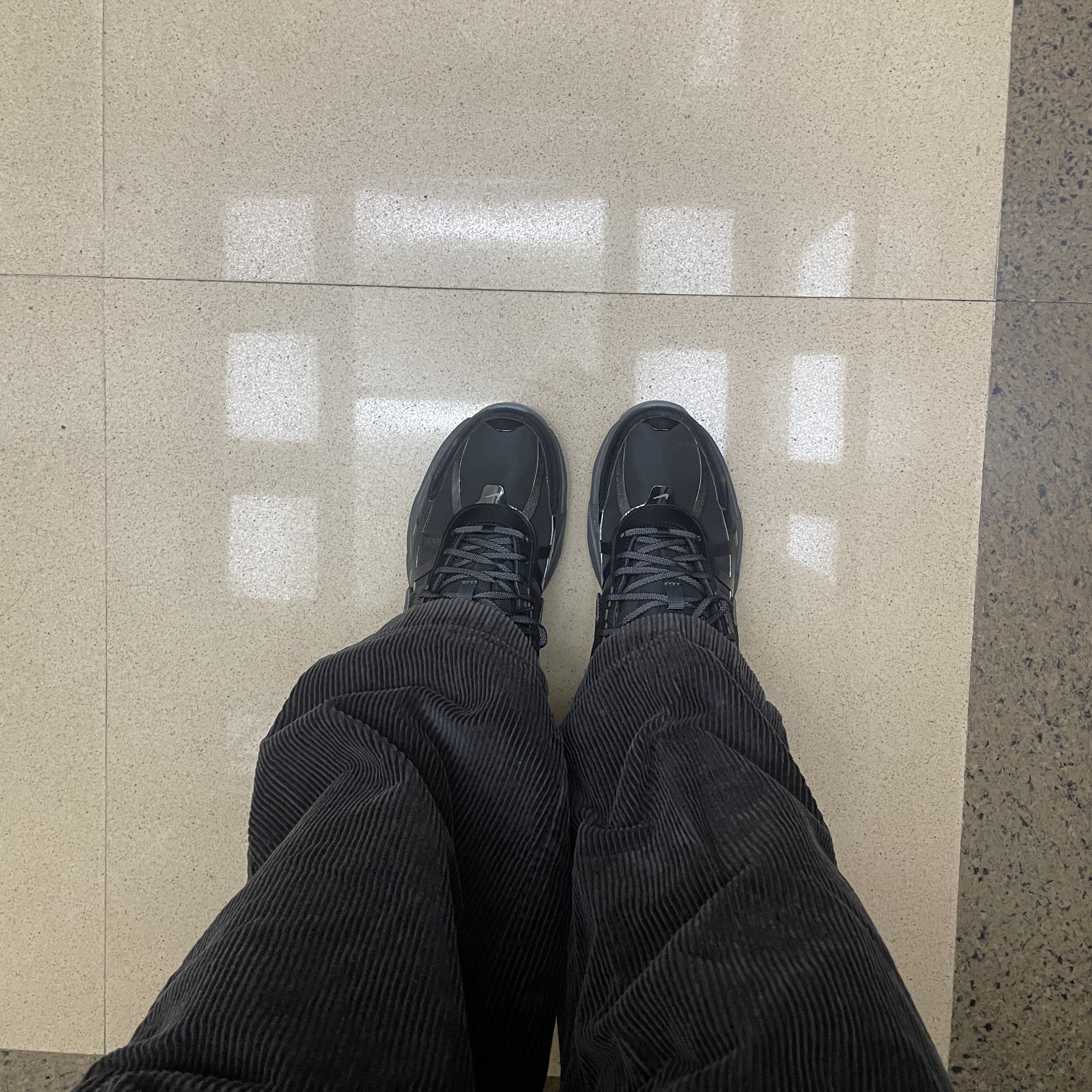 (W) Nike V2K Run Gore-Tex Black Iron Grey 착용 스타일 - 1