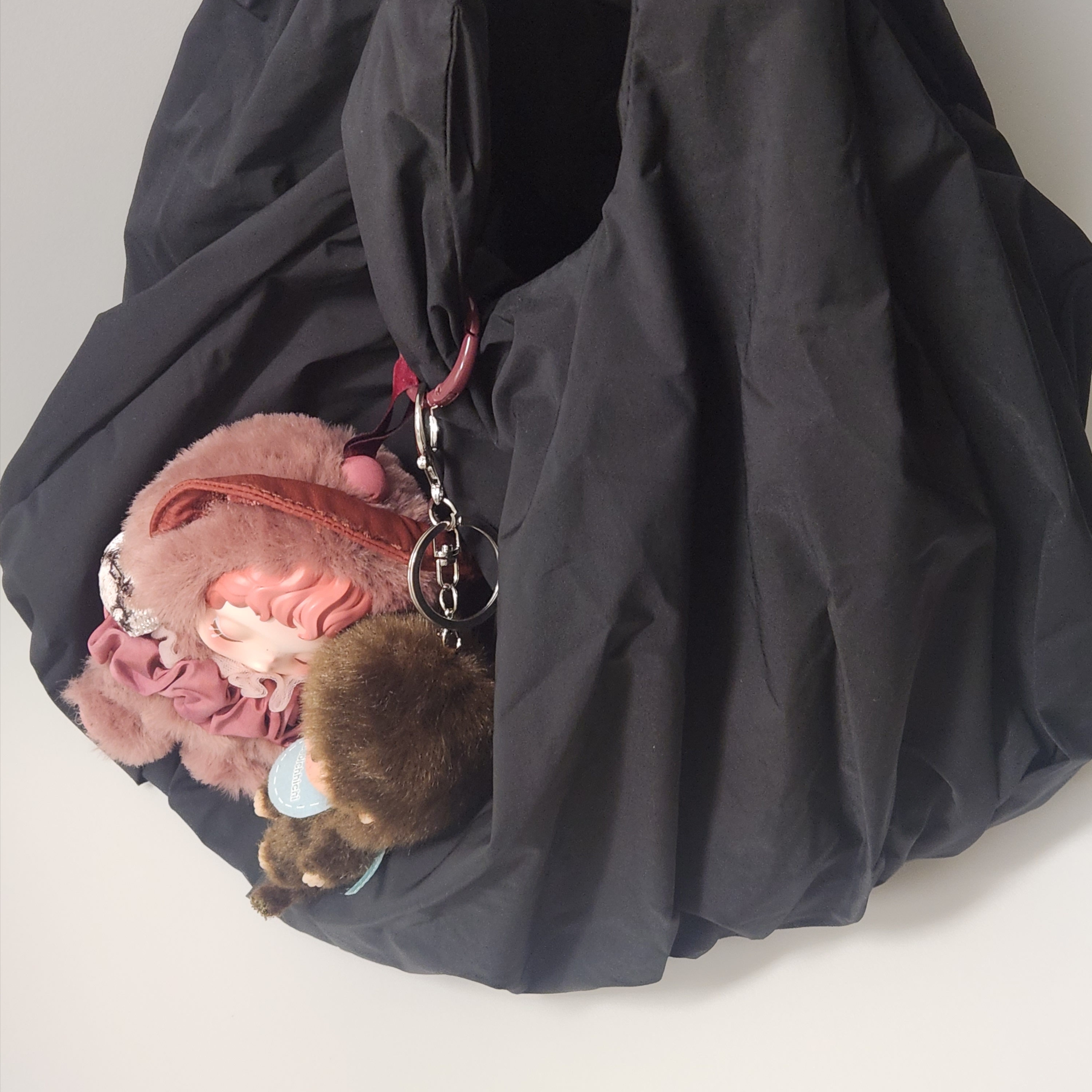 COS Cloud Mini Tote Bag Black, Pop Mart Skullpanda L’Impressionnisme Series Plush Doll Blossom (Opened Case) 착용 스타일 - 1