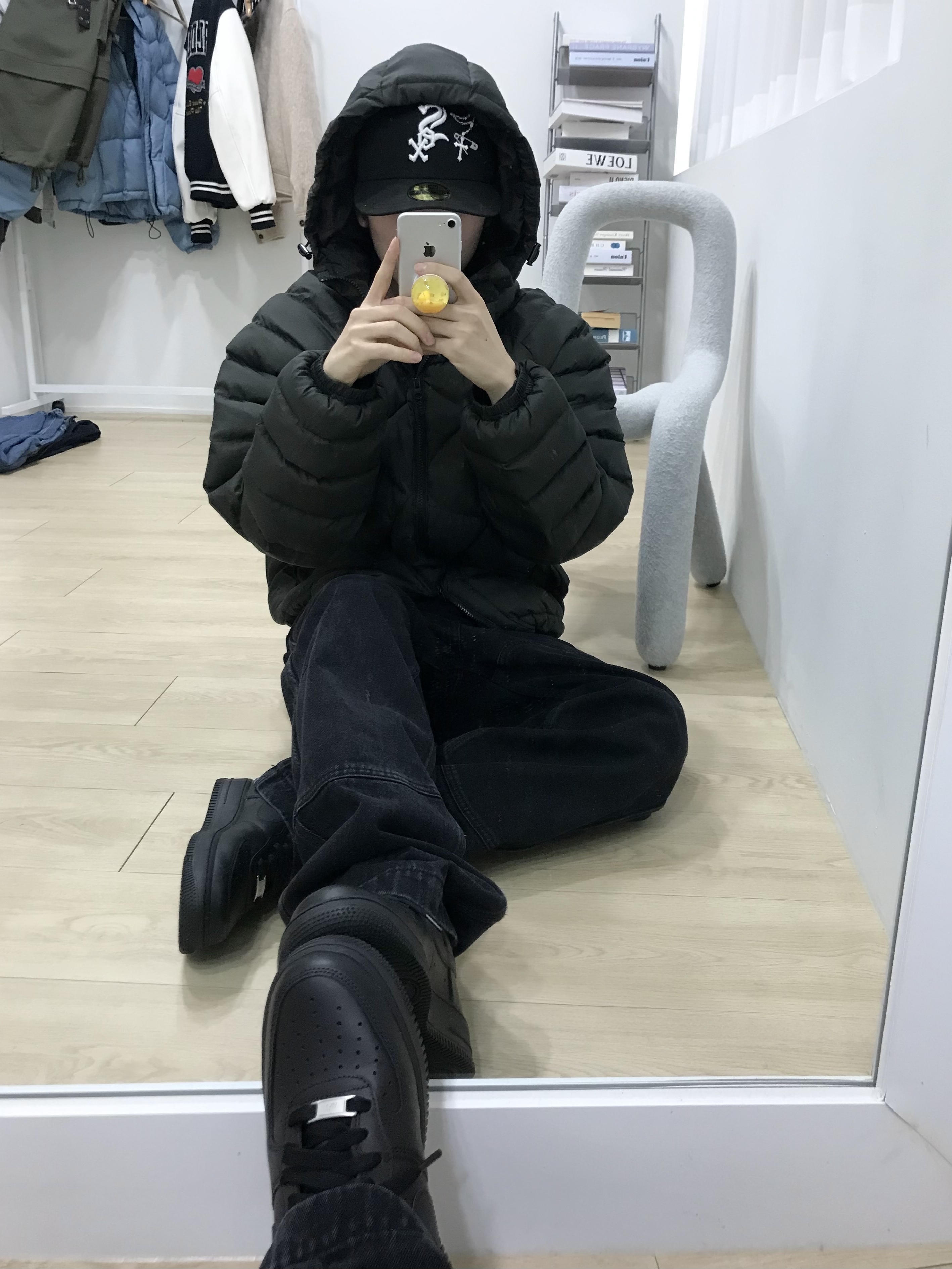 Nike Air Force 1 '07 Low Triple Black 착용 스타일 - 3