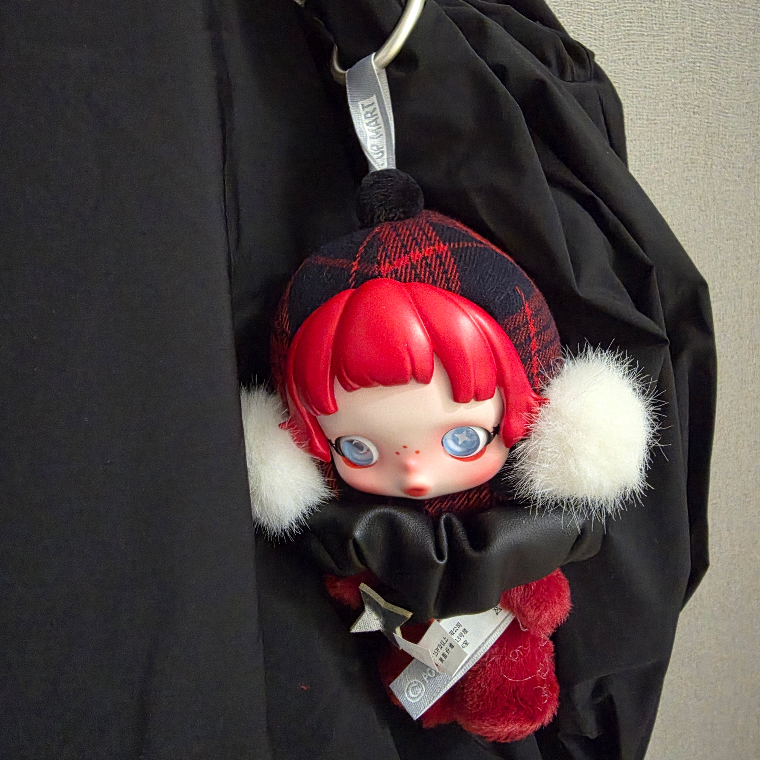 COS Cloud Mini Tote Bag Black, Pop Mart Skullpanda Winter Symphony Series Keyring Rock On (Opened Case) 착용 스타일 - 2