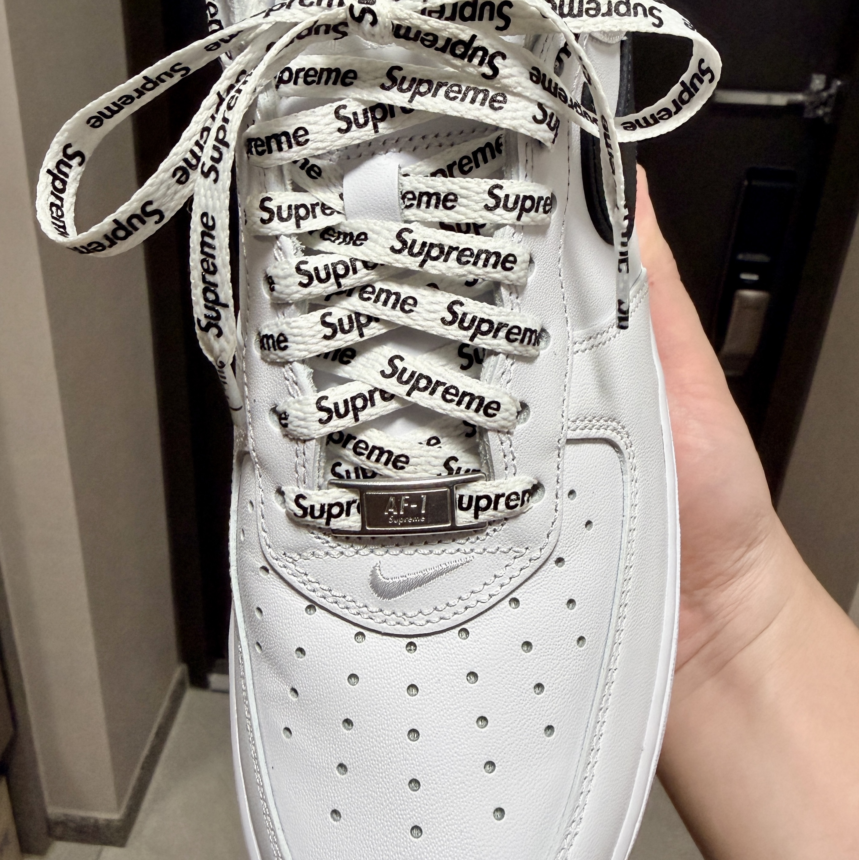Nike x Supreme Air Force 1 Low White 착용 스타일
