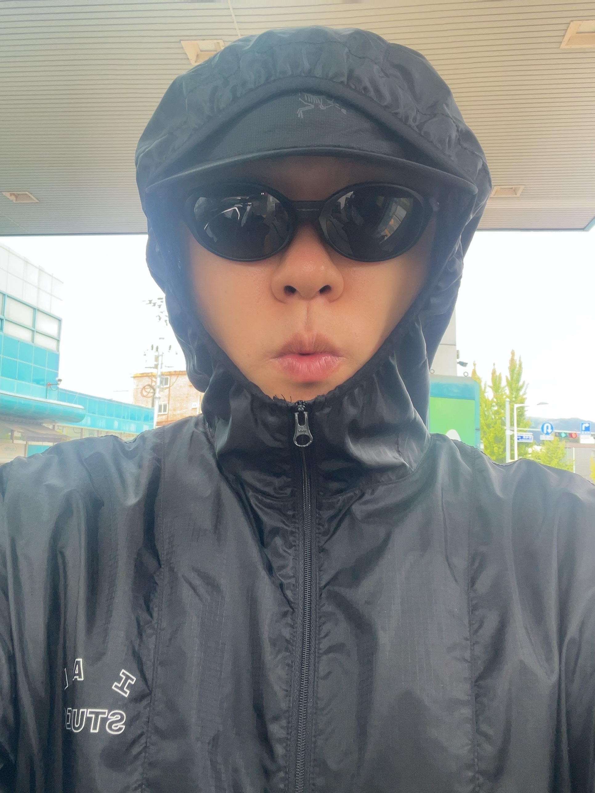 IAB Studio Ripstop Wind Jacket Black, Arc'teryx Norvan Regular Brim Hat Black 착용 스타일