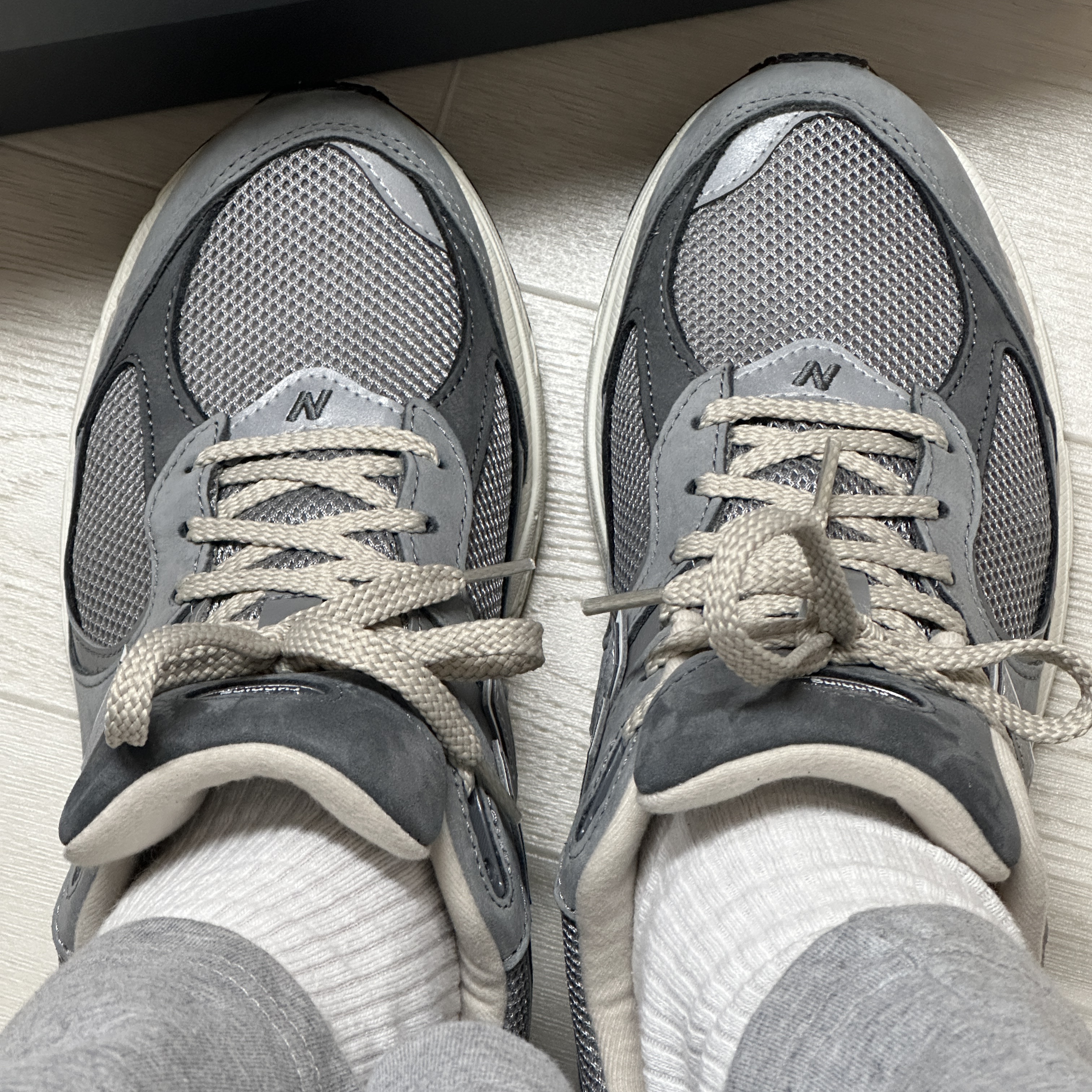 New Balance 2002R Premium Vintage Grey 착용 스타일