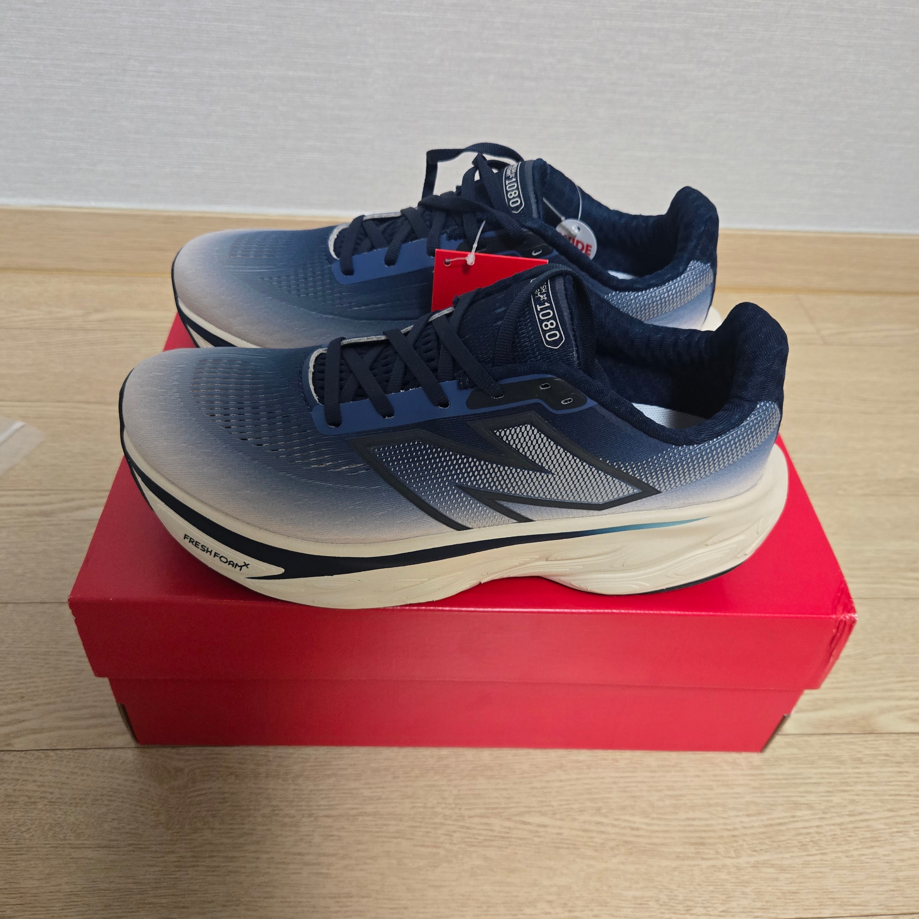 New Balance Fresh Foam X 1080v14 Bisque Navy - 2E Wide 착용 스타일 - 1