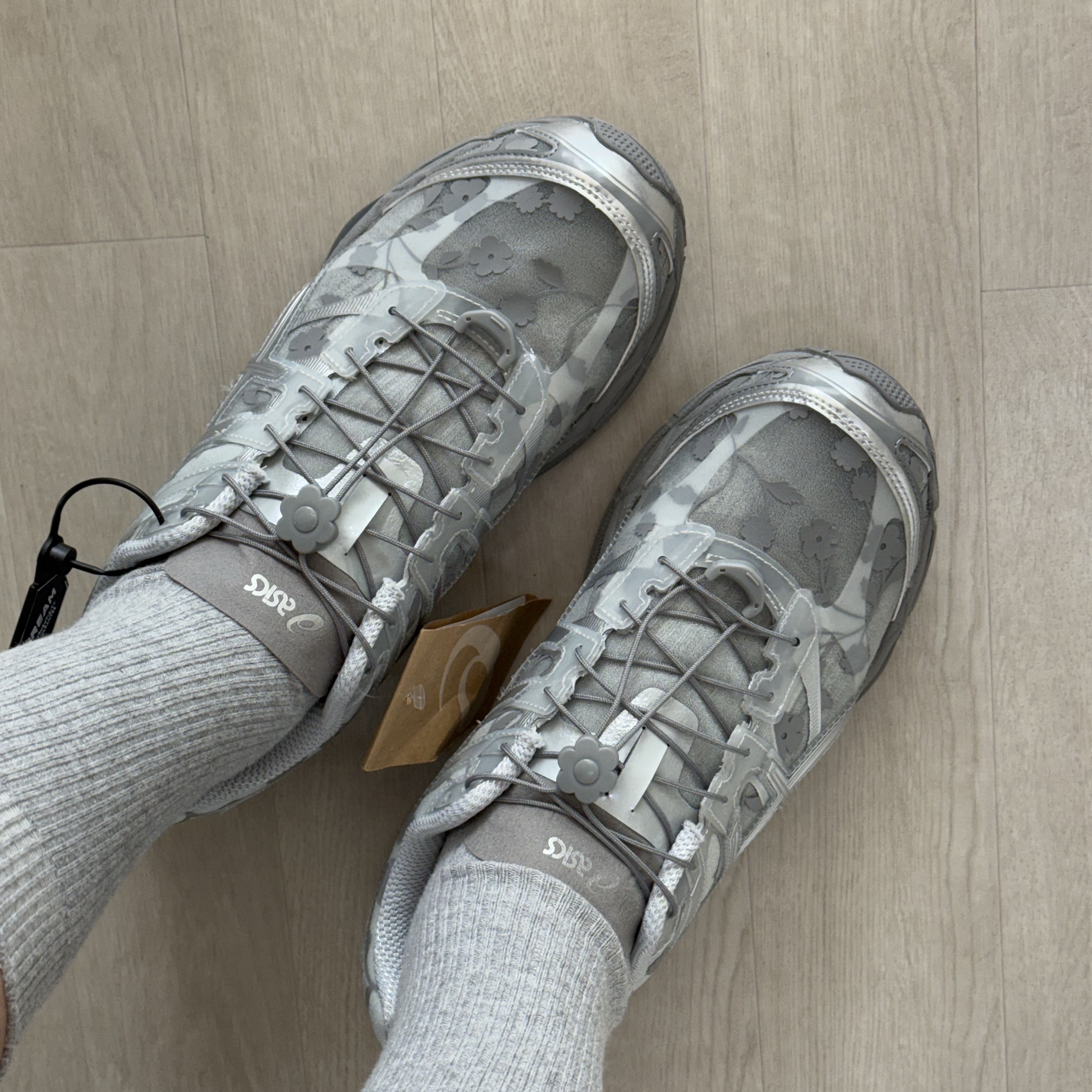 Asics x Cecilie Bahnsen Gel-Cumulus 16 Gray 착용 스타일 - 3