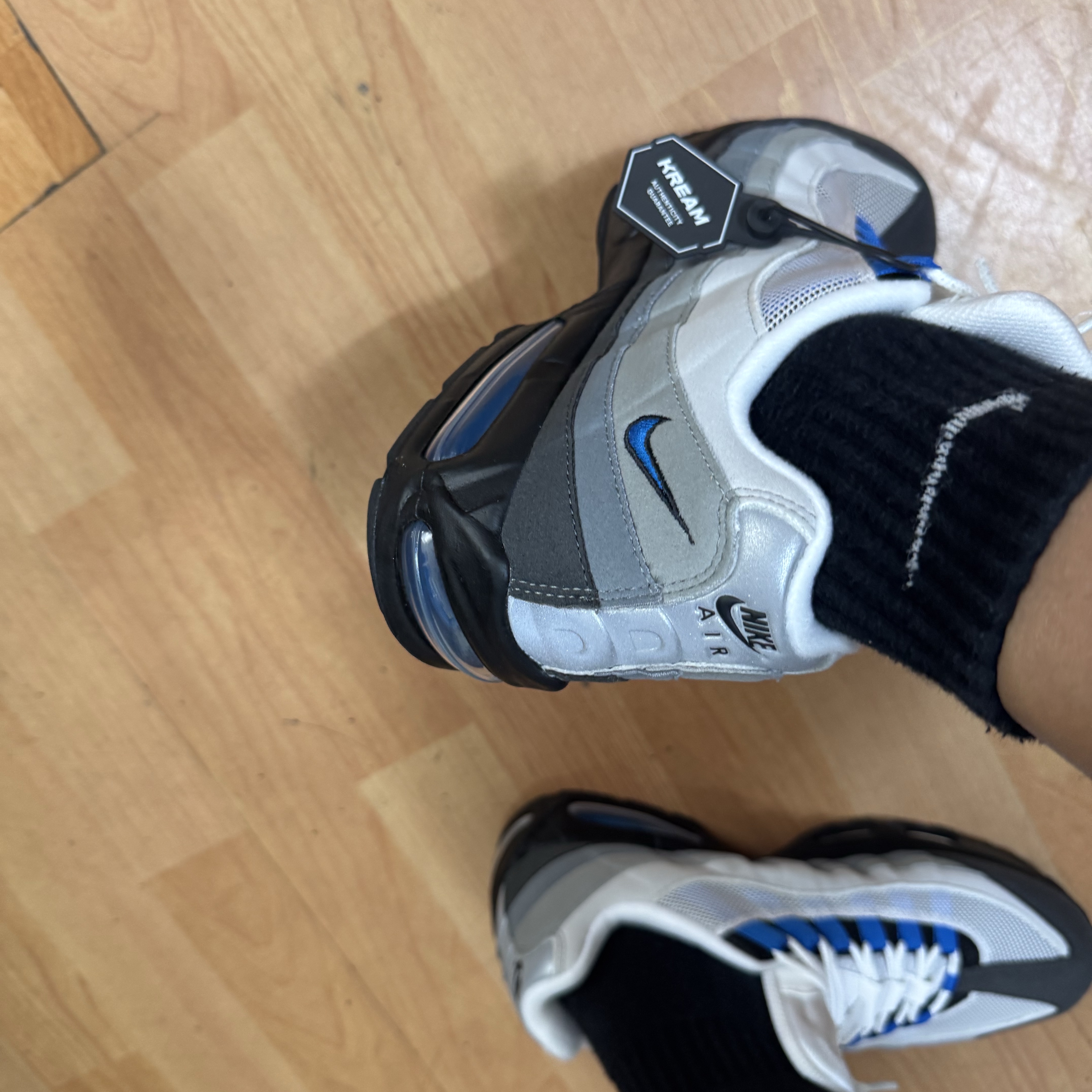 Nike Air Max 95 OG Cool Grey and Blue Spark 착용 스타일 - 2