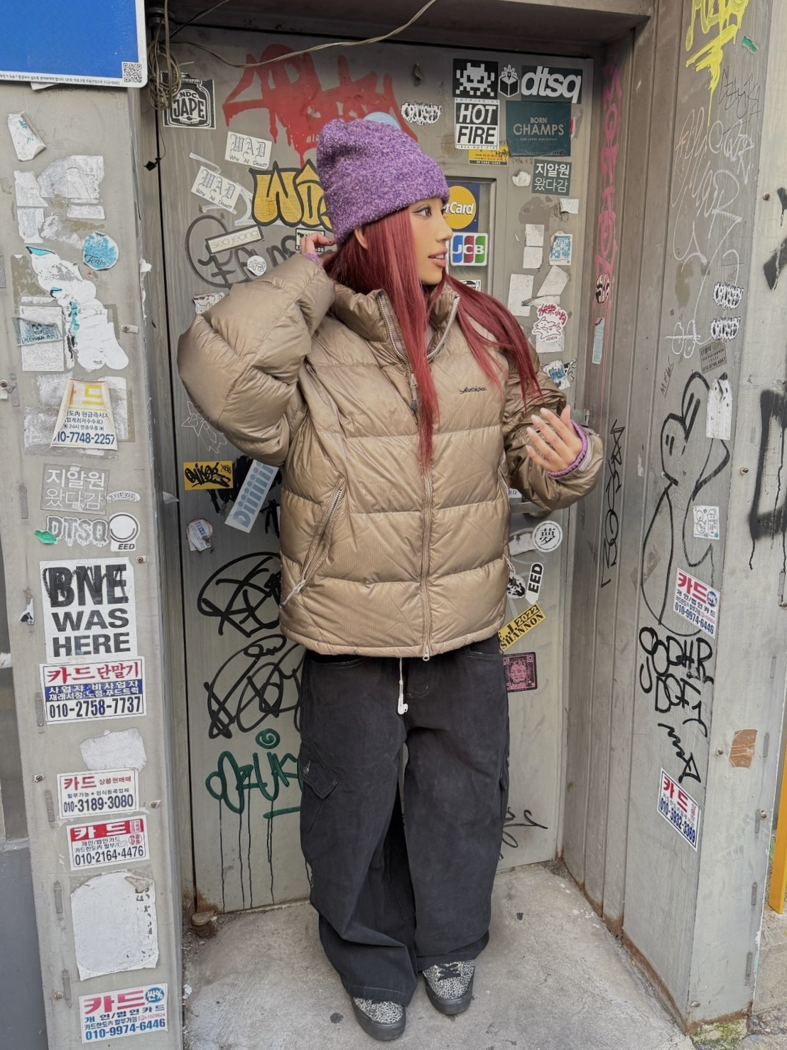 YESEYESEE Y.E.S. Boucle Beanie Purple, YESEYESEE 5B Fond Down Jacket Greige 착용 스타일 - 4