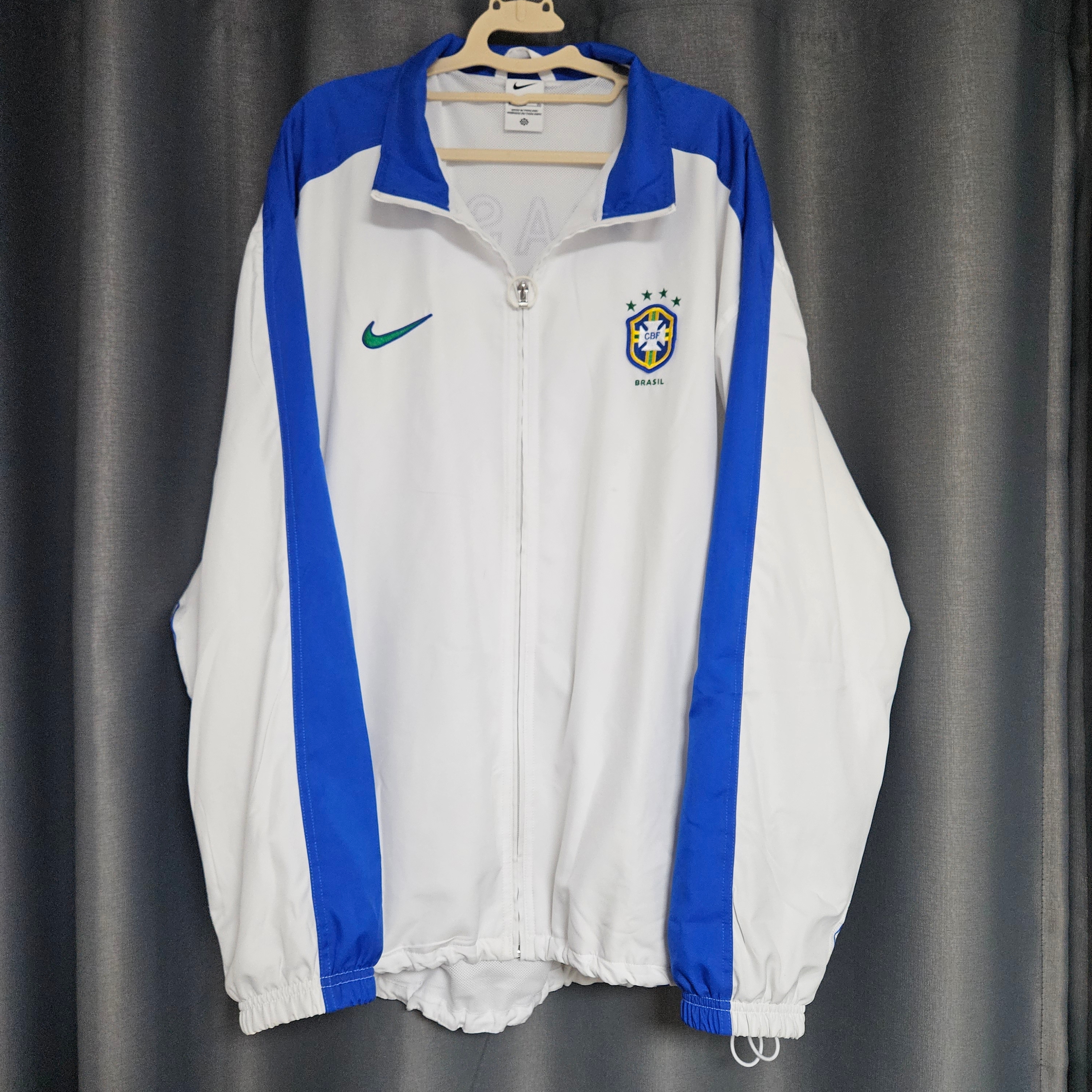 Nike Brazil 1998 Reissue Soccer Replica Track Jacket White (FZ6681-100) 착용 스타일