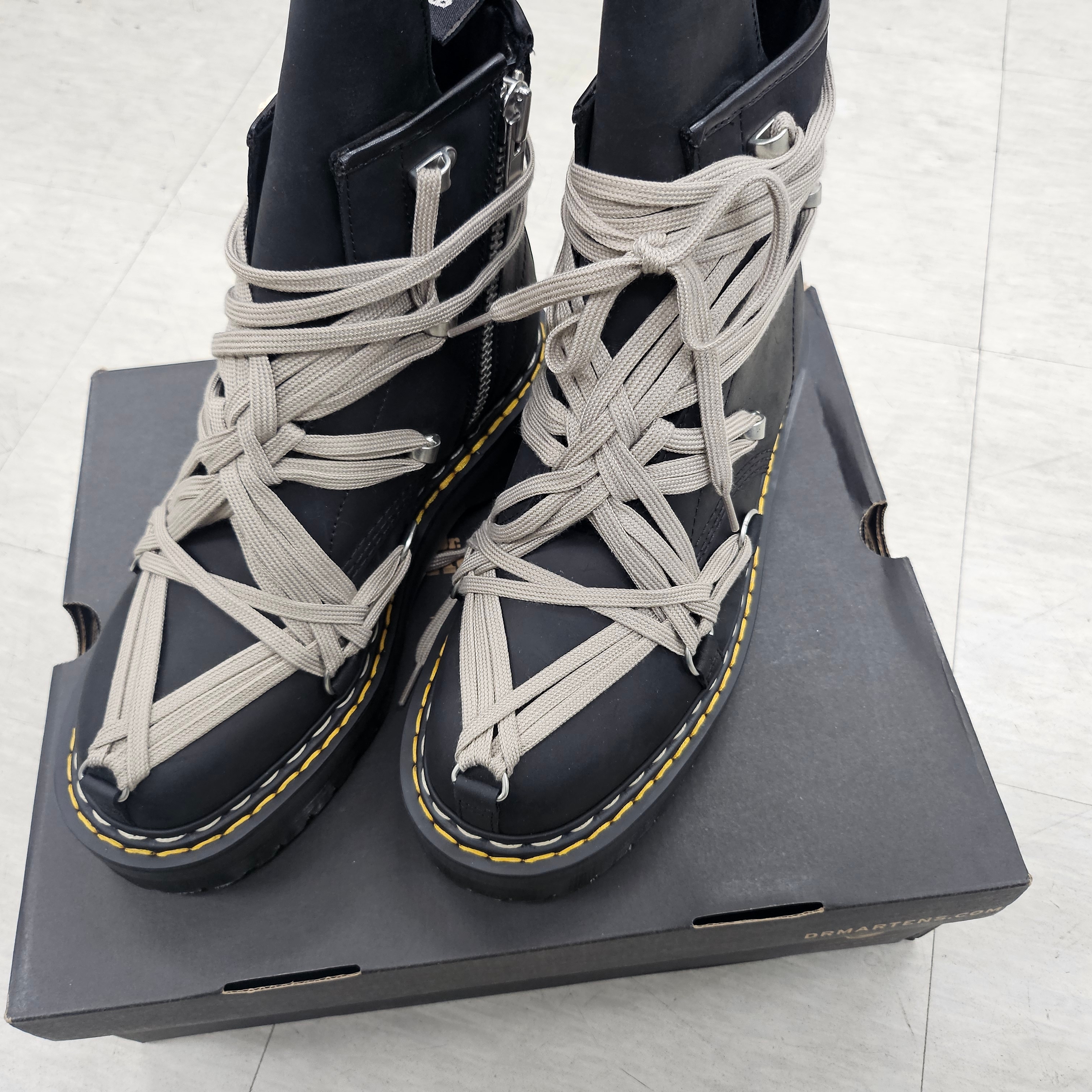 Dr. Martens x Rick Owens 1460 Quad Sole Mega Lace Boots Black 착용 스타일 - 8