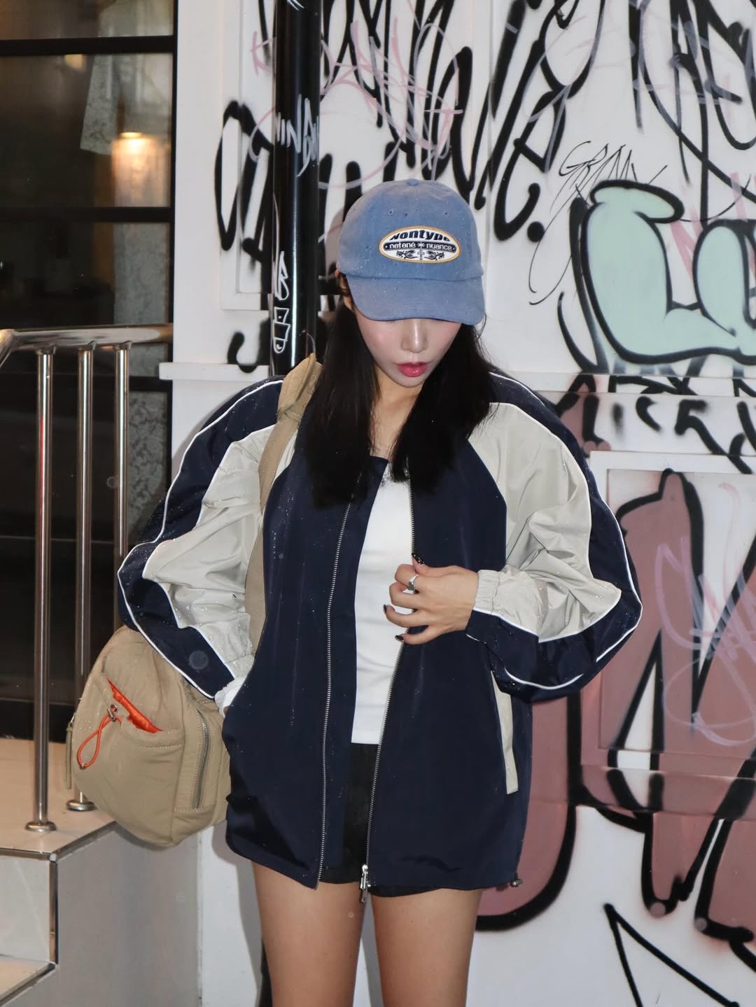 SLOW RECORD HOUSE Piping Line Windbreaker Navy 착용 스타일 - 2