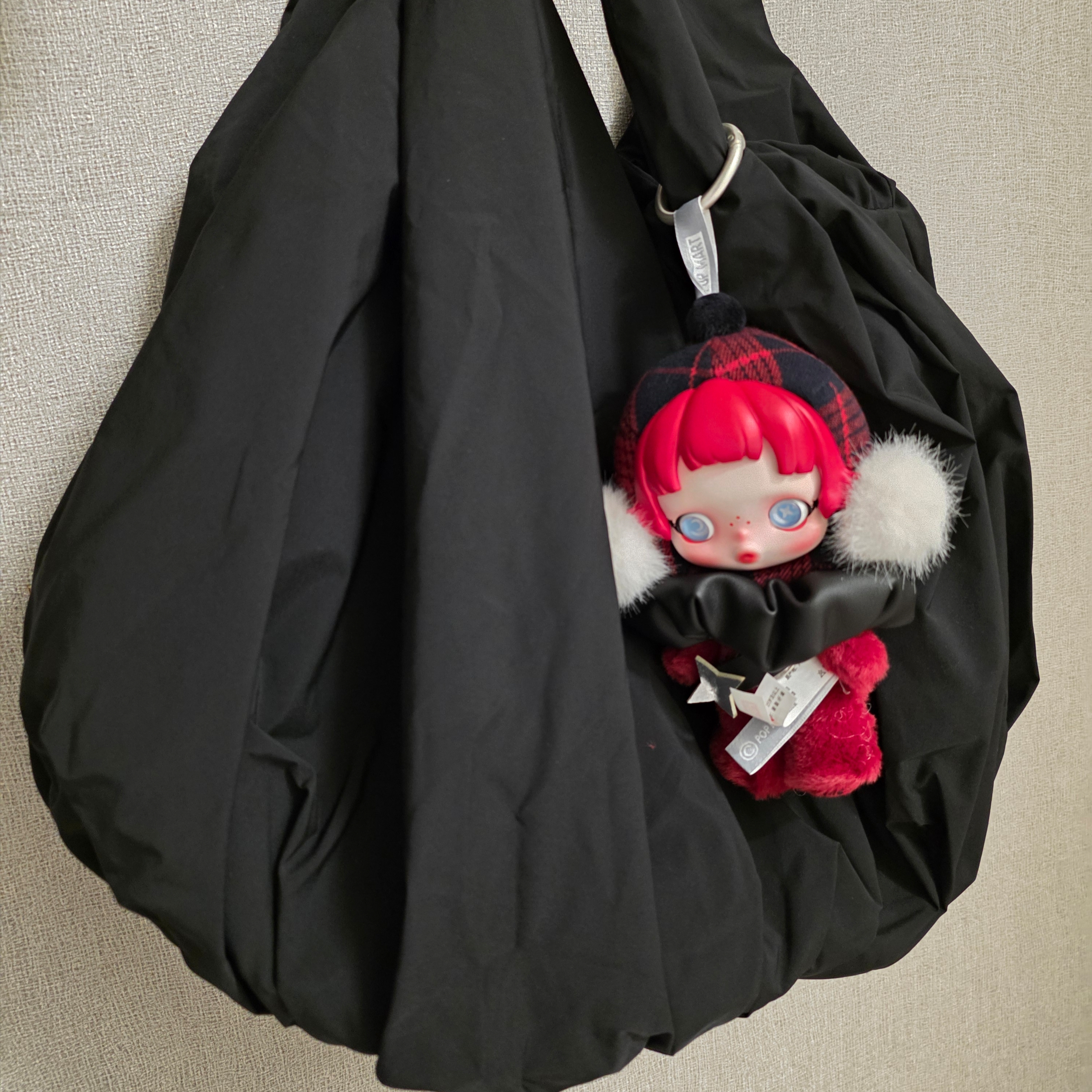 COS Cloud Mini Tote Bag Black, Pop Mart Skullpanda Winter Symphony Series Keyring Rock On (Opened Case) 착용 스타일 - 1