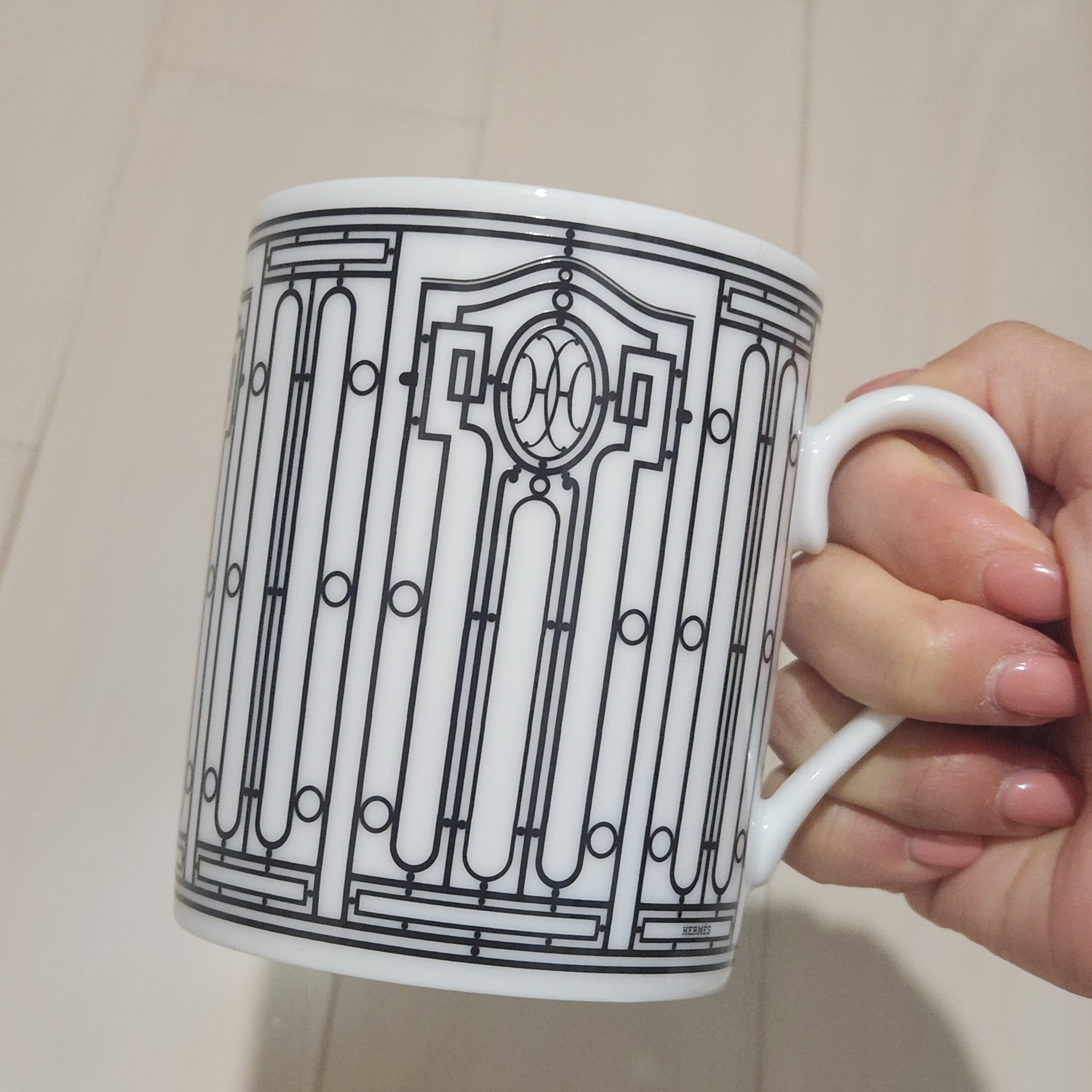 Hermes H Deco Mug n°1 Black White 착용 스타일