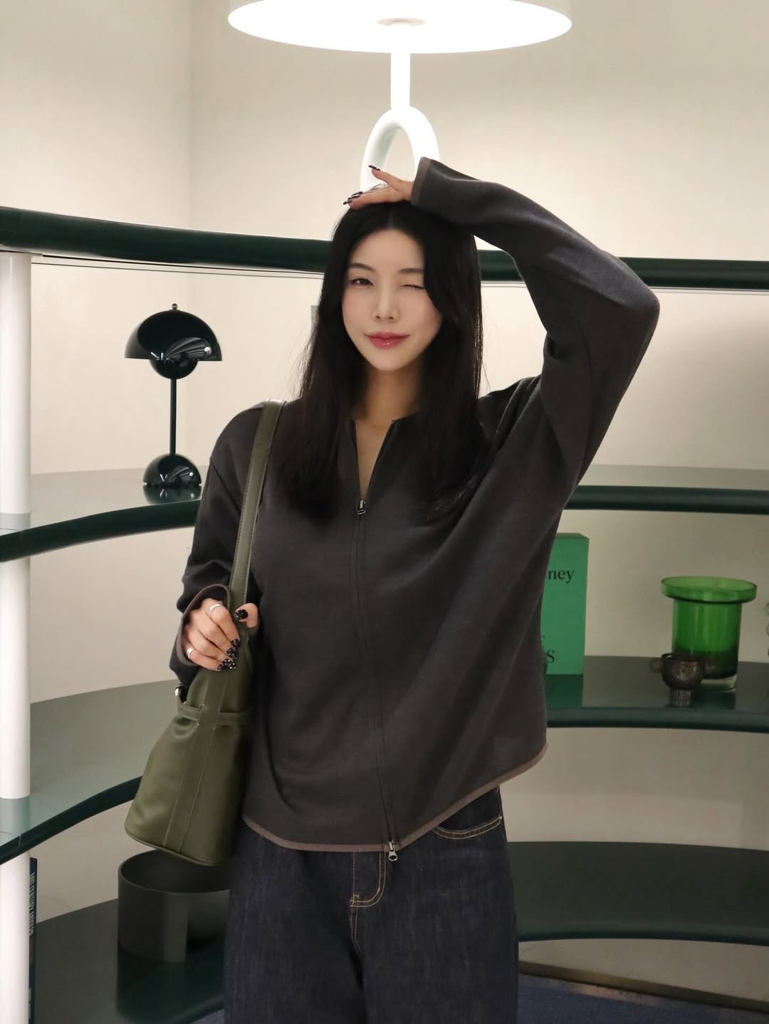 SLOW RECORD HOUSE Round Zip-Up Cardigan Khaki 착용 스타일 - 3
