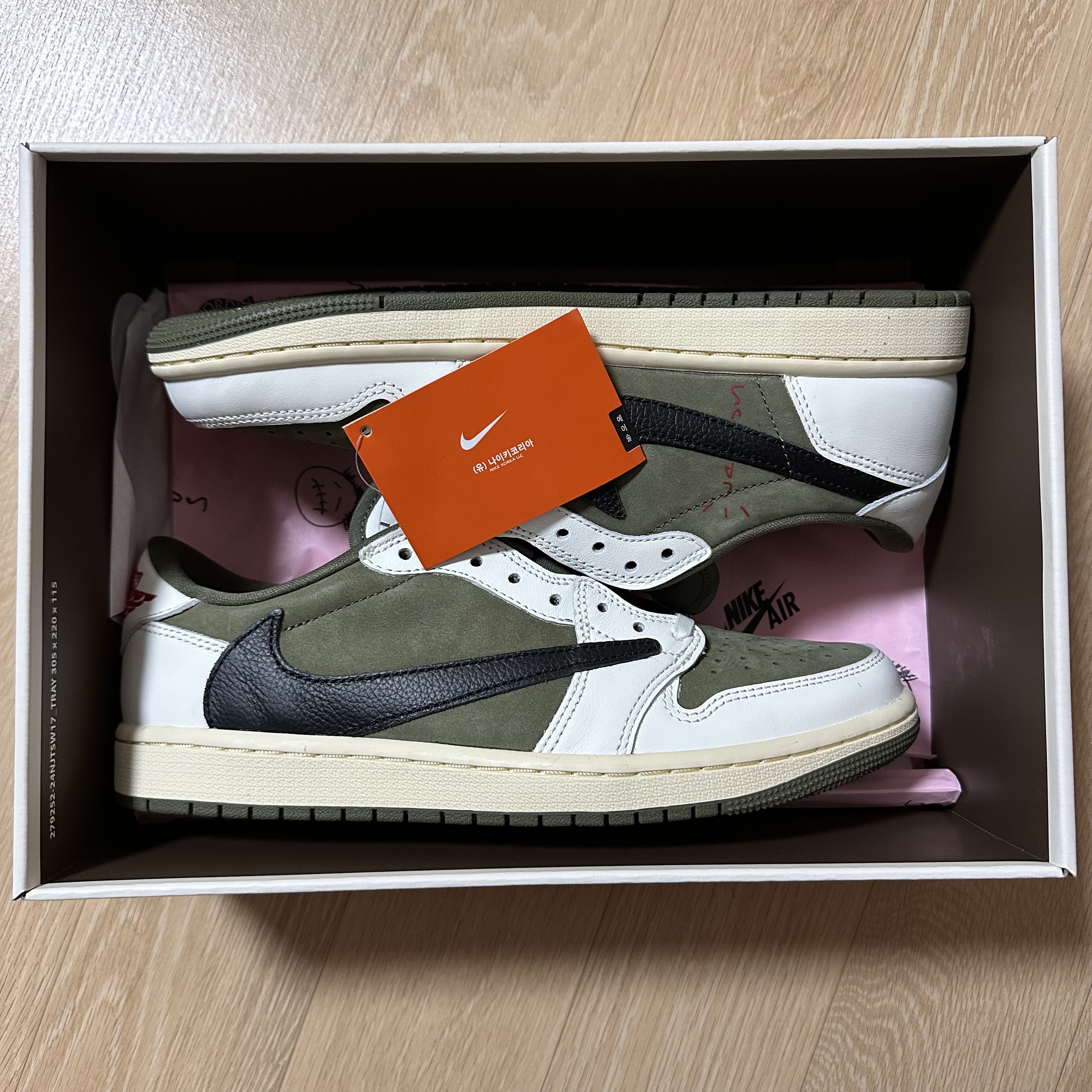 Jordan 1 x Travis Scott Retro Low OG SP Reverse Olive 착용 스타일