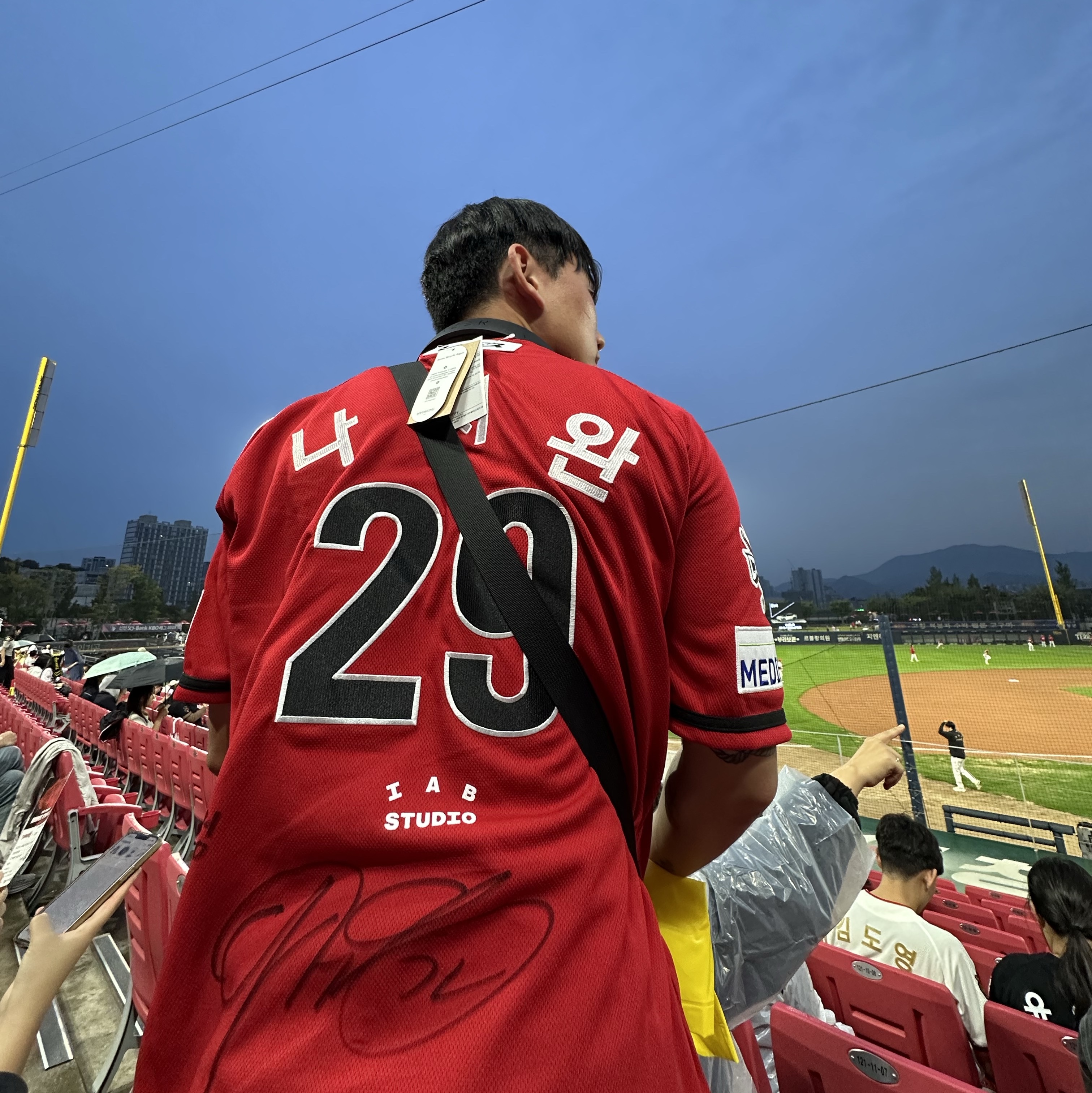 Kia Tigers x IAB Studio 25 Authentic 09 Old Uniform Red (Non Marking Ver.) 착용 스타일