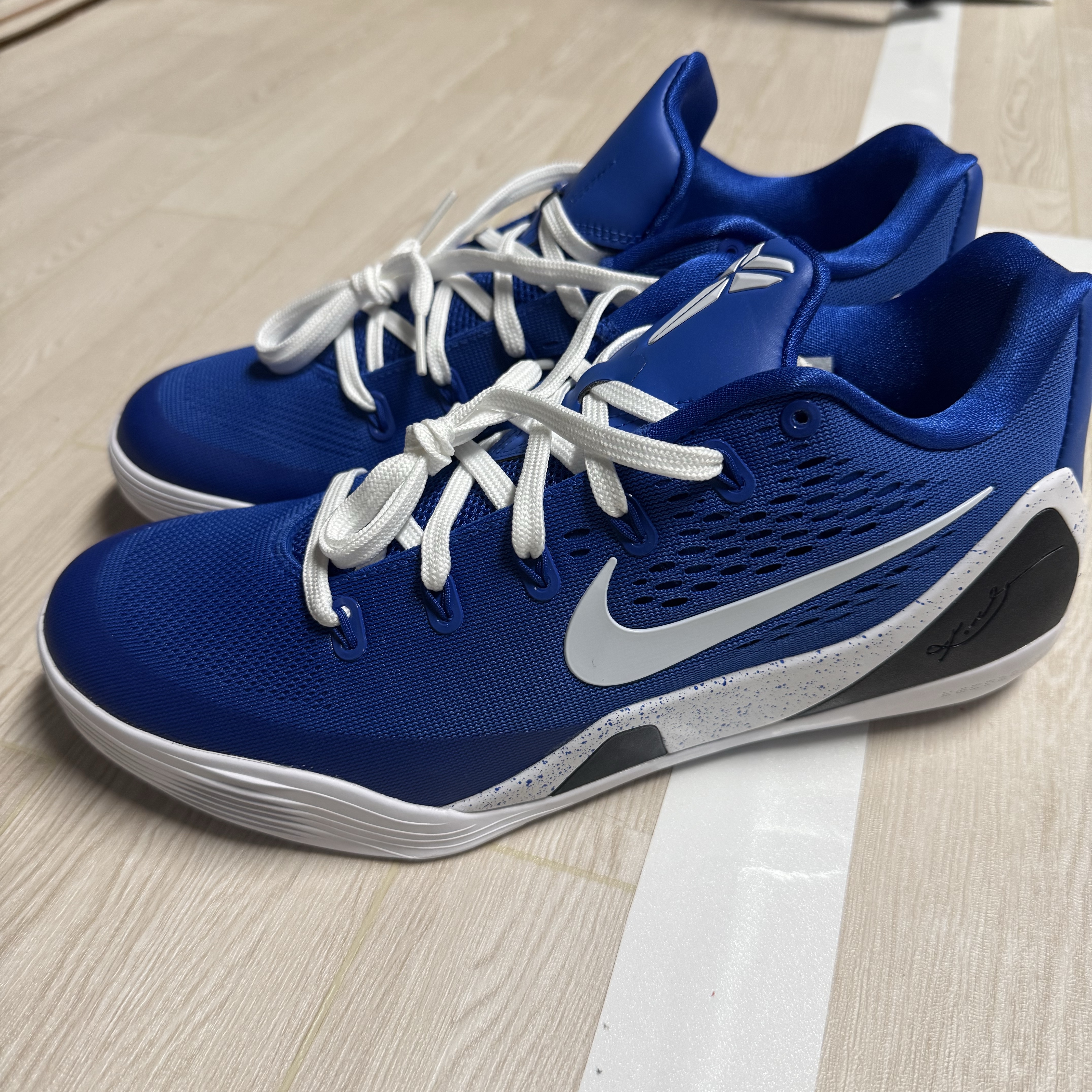 Nike Kobe 9 Elite Low EM Protro Game Royal White 착용 스타일 - 2