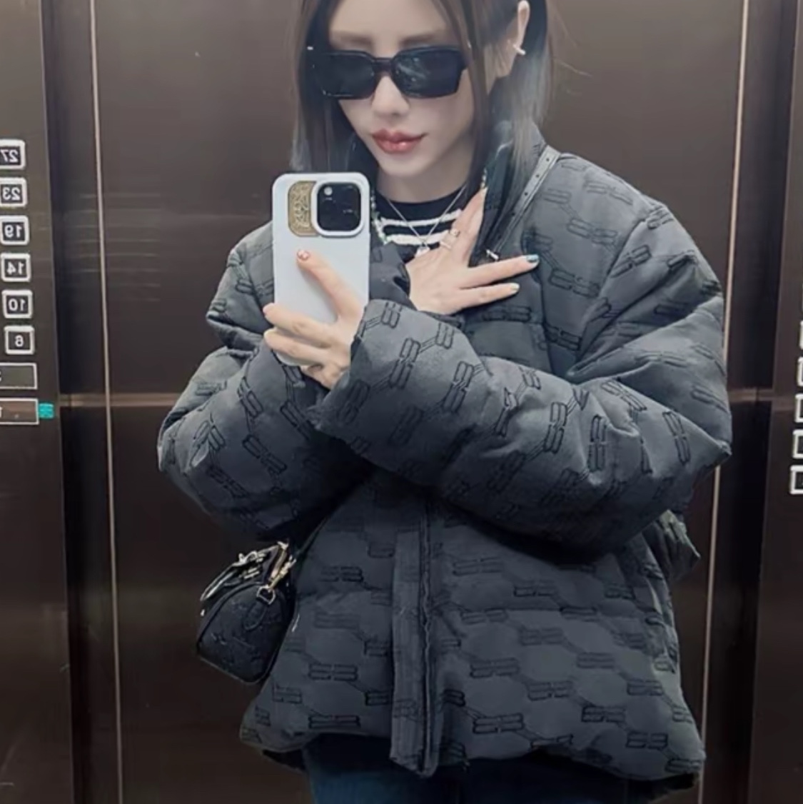(W) Balenciaga BB Monogram C-Shape Puffer Black 착용 스타일