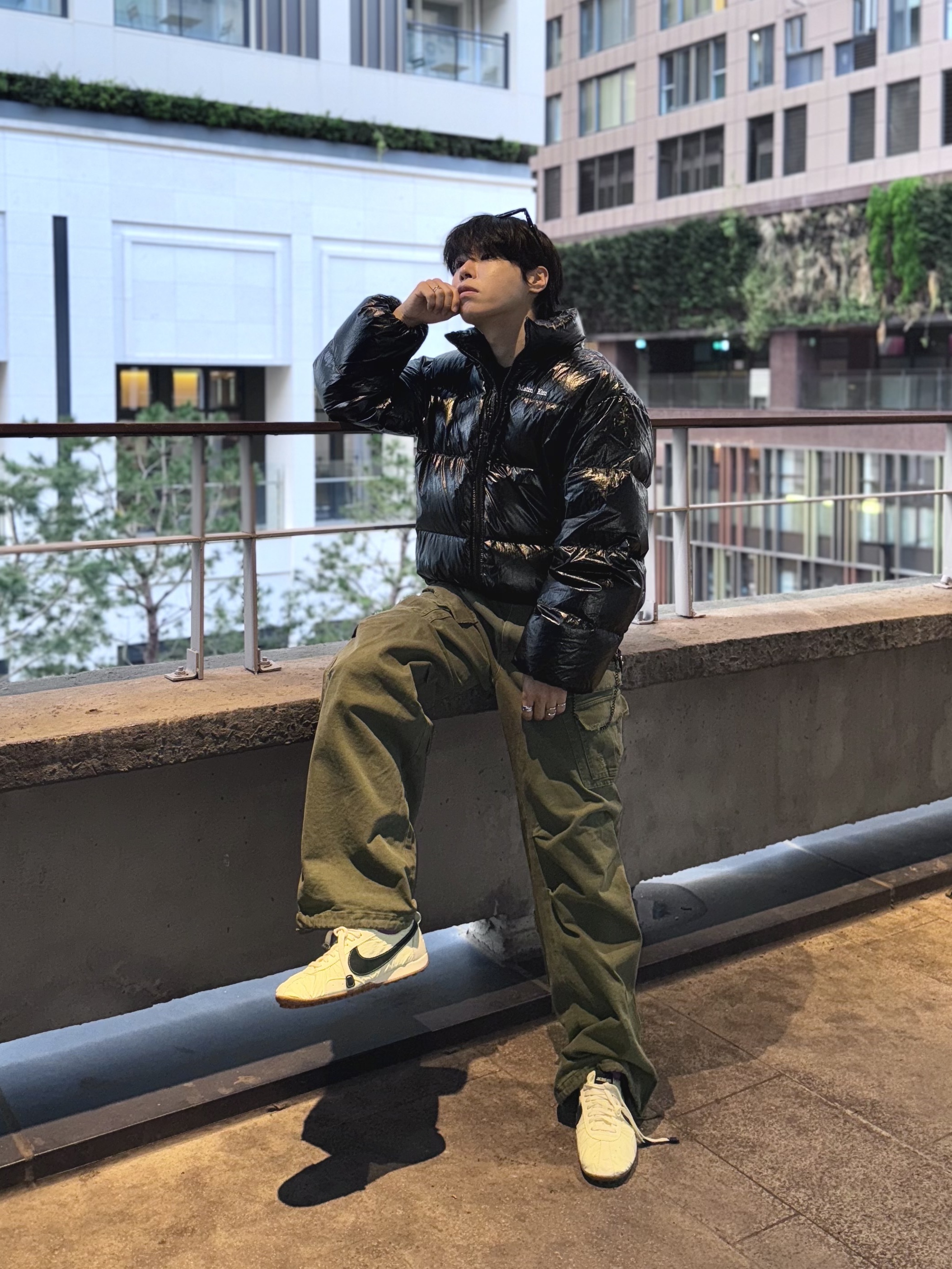 Nike x Jacquemus Moon Shoe SP Alabaster Off Noir, Nonnod Double Pocket Cargo Pants Vintage Khaki 착용 스타일 - 4