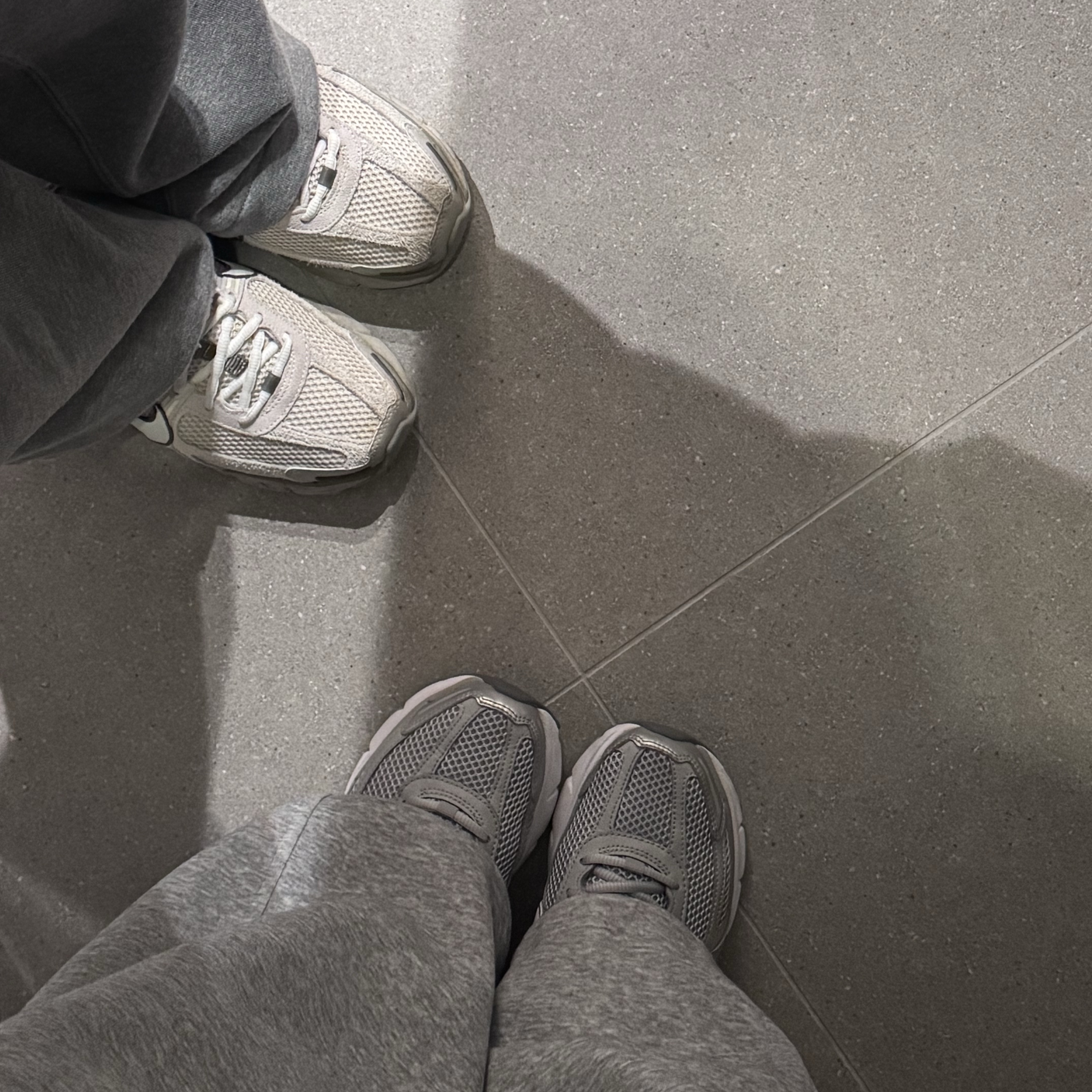 Nike Zoom Vomero 5 Wolf Grey White, Nike Zoom Vomero 5 SE Light Orewood Brown 착용 스타일