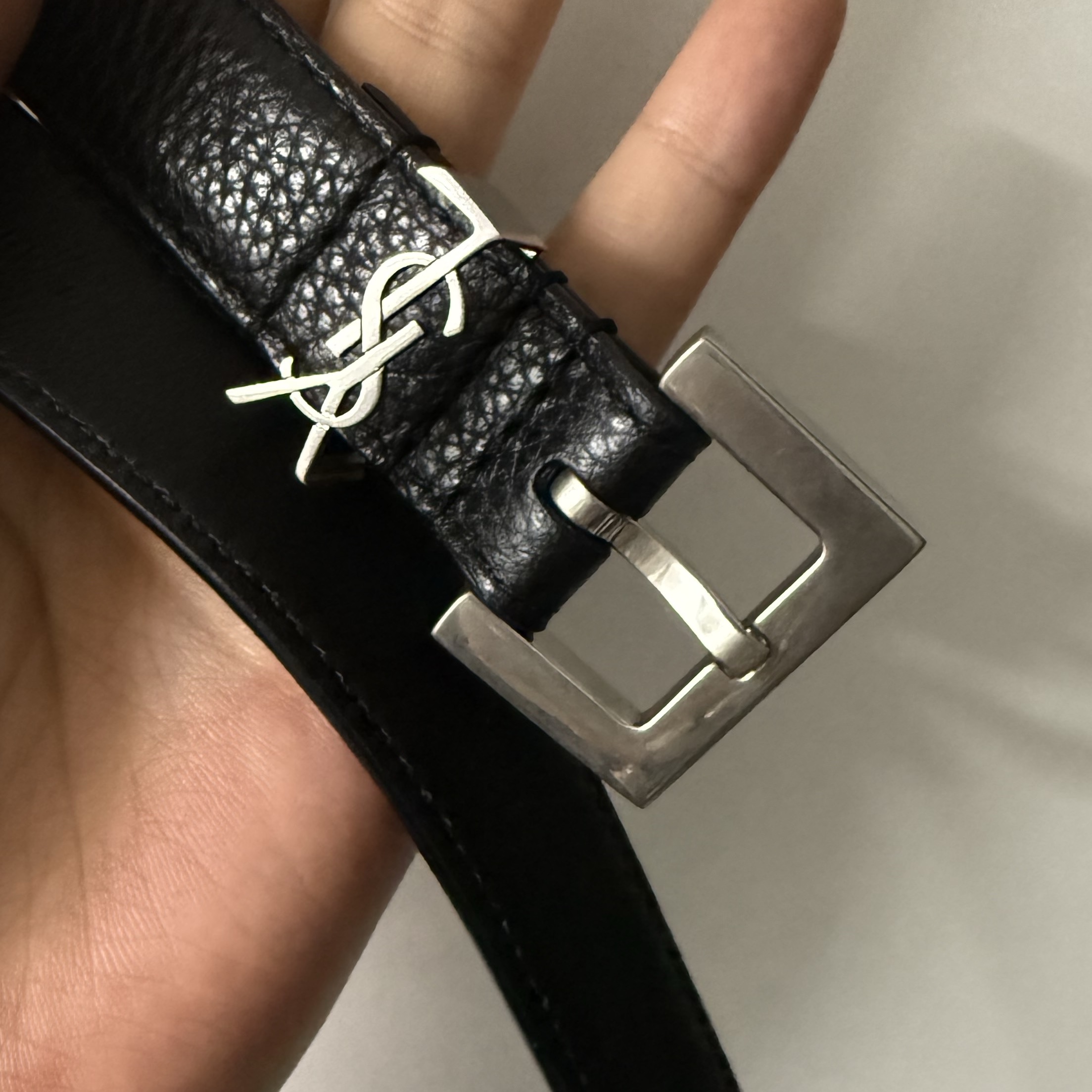 Saint Laurent Grained Leather Silver Monogram Slim Belt Black 착용 스타일