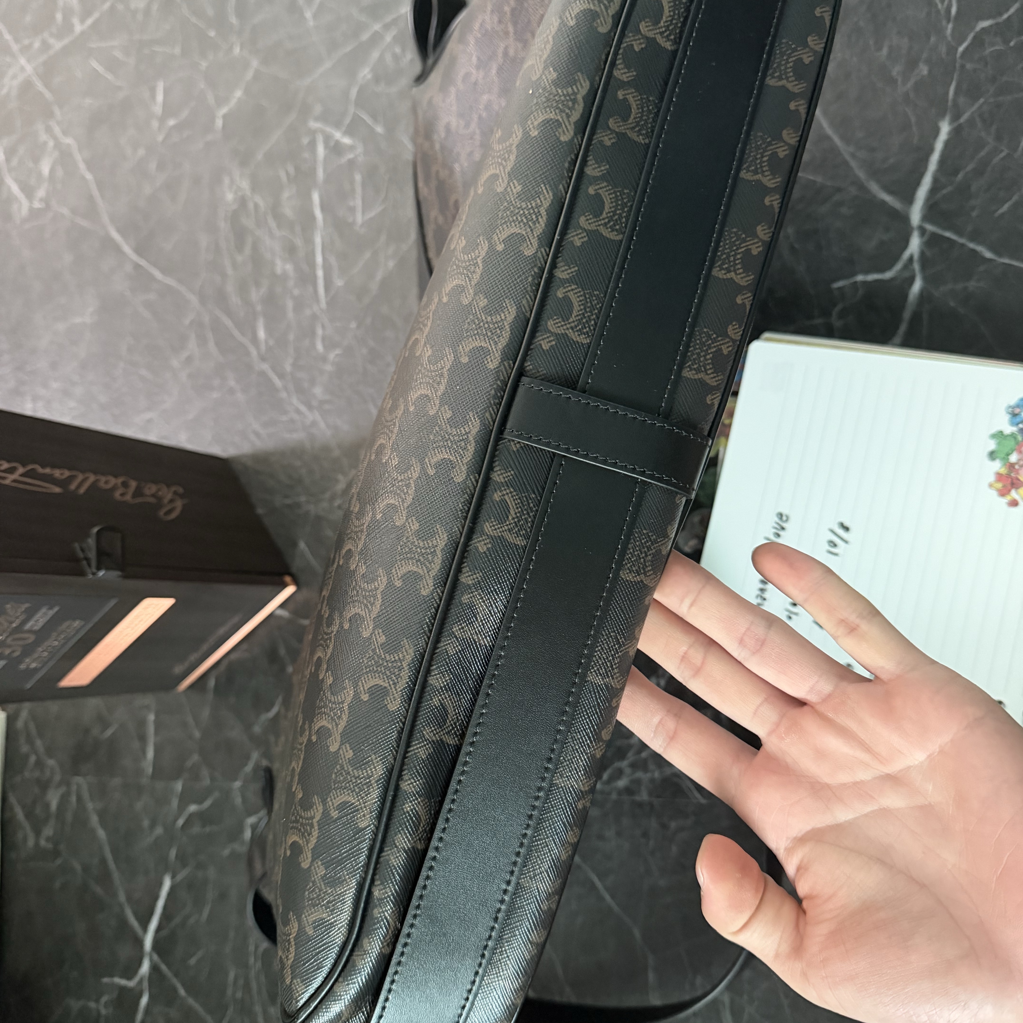 Celine Large Strap Romy in Triomphe Canvas Calfskin Black 착용 스타일 - 5