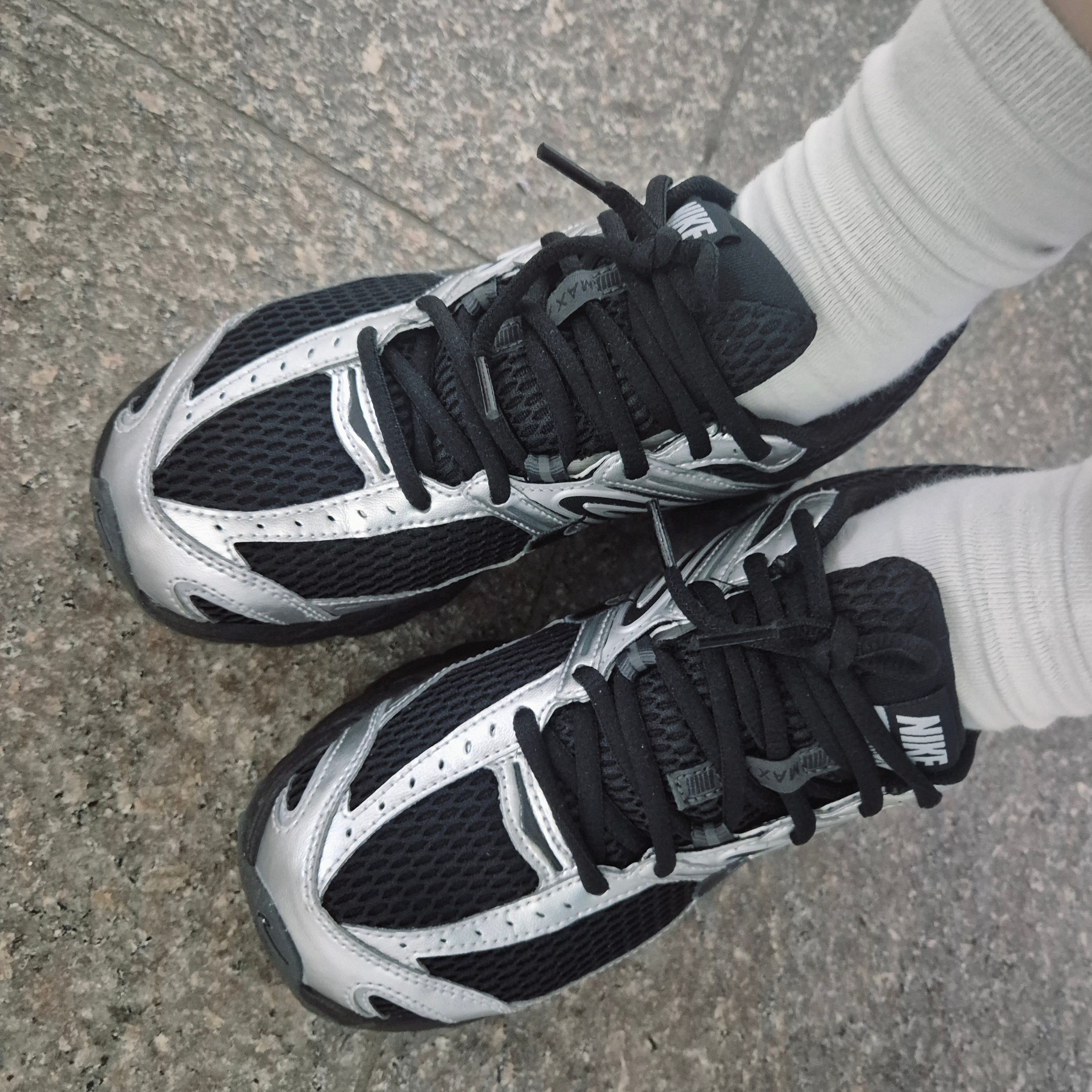 (W) Nike Air Max Moto 2K Black Metallic Silver 착용 스타일