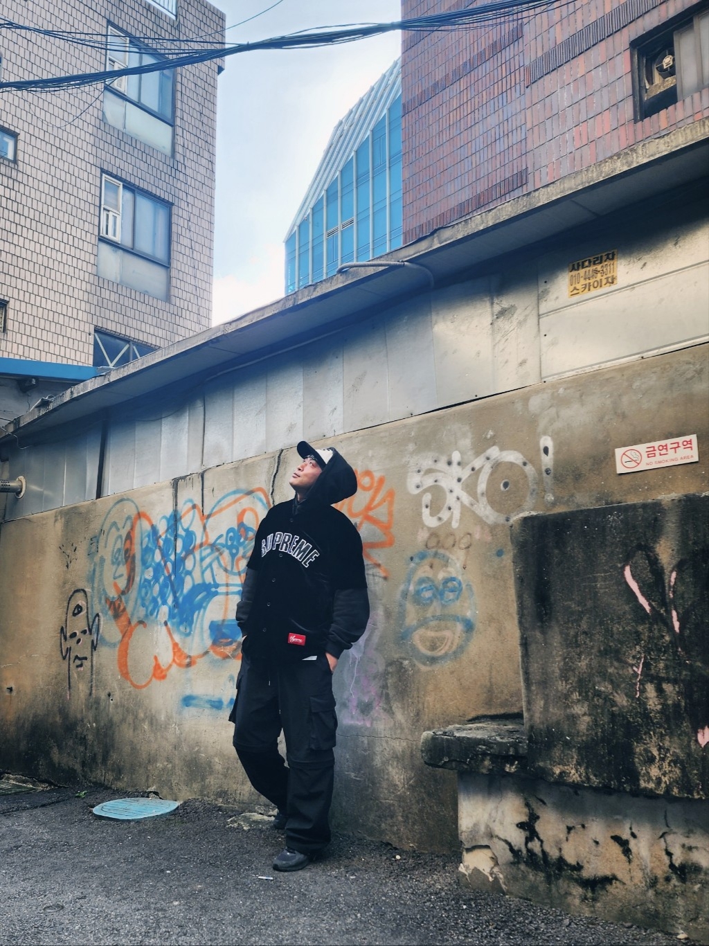 Supreme 2-Tone S Logo 6-Panel Stone - 24SS, Supreme Velvet Baseball Jersey Black - 25SS 착용 스타일