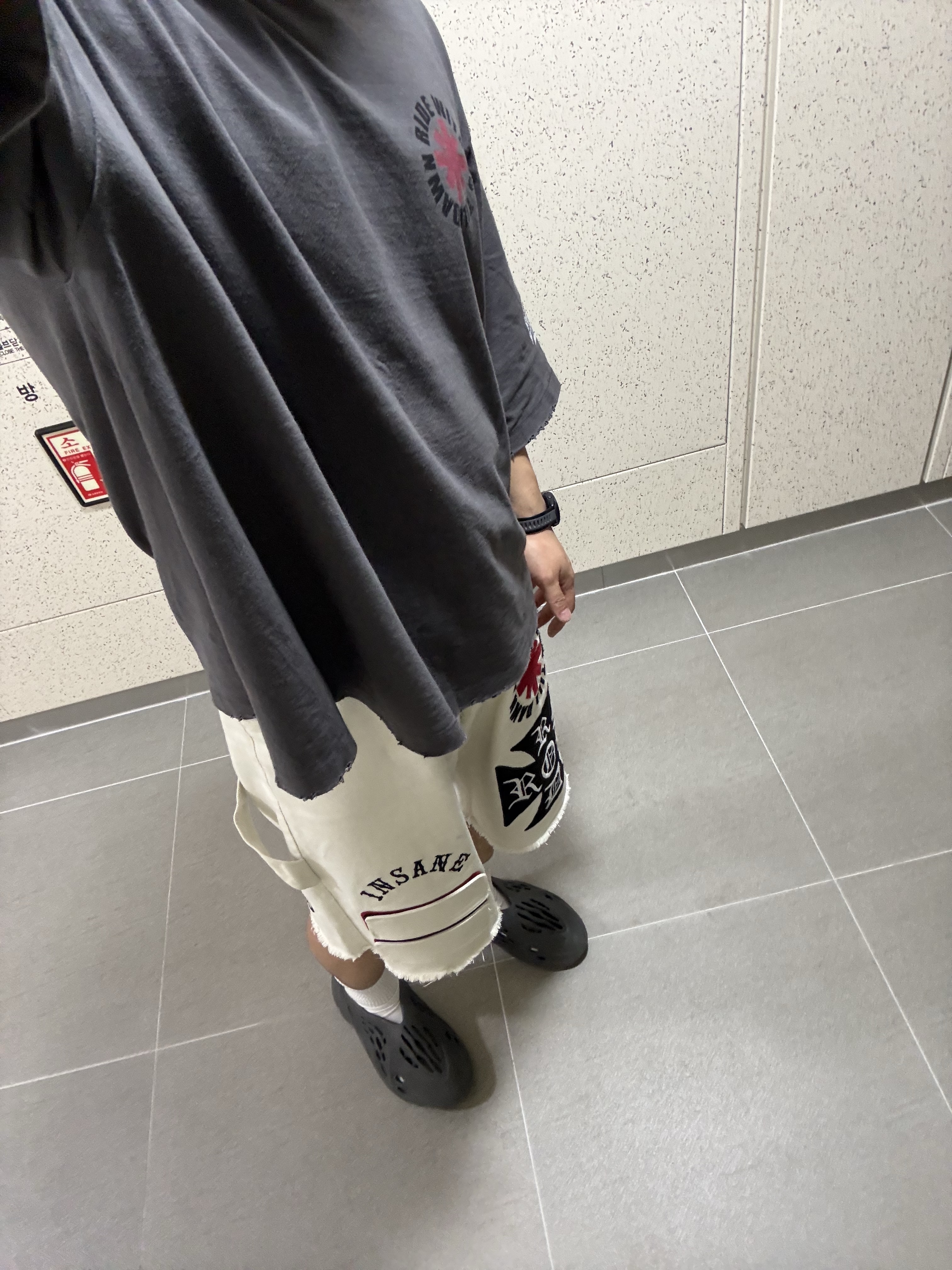 Adidas Yeezy Foam RNNR Carbon 착용 스타일 - 2