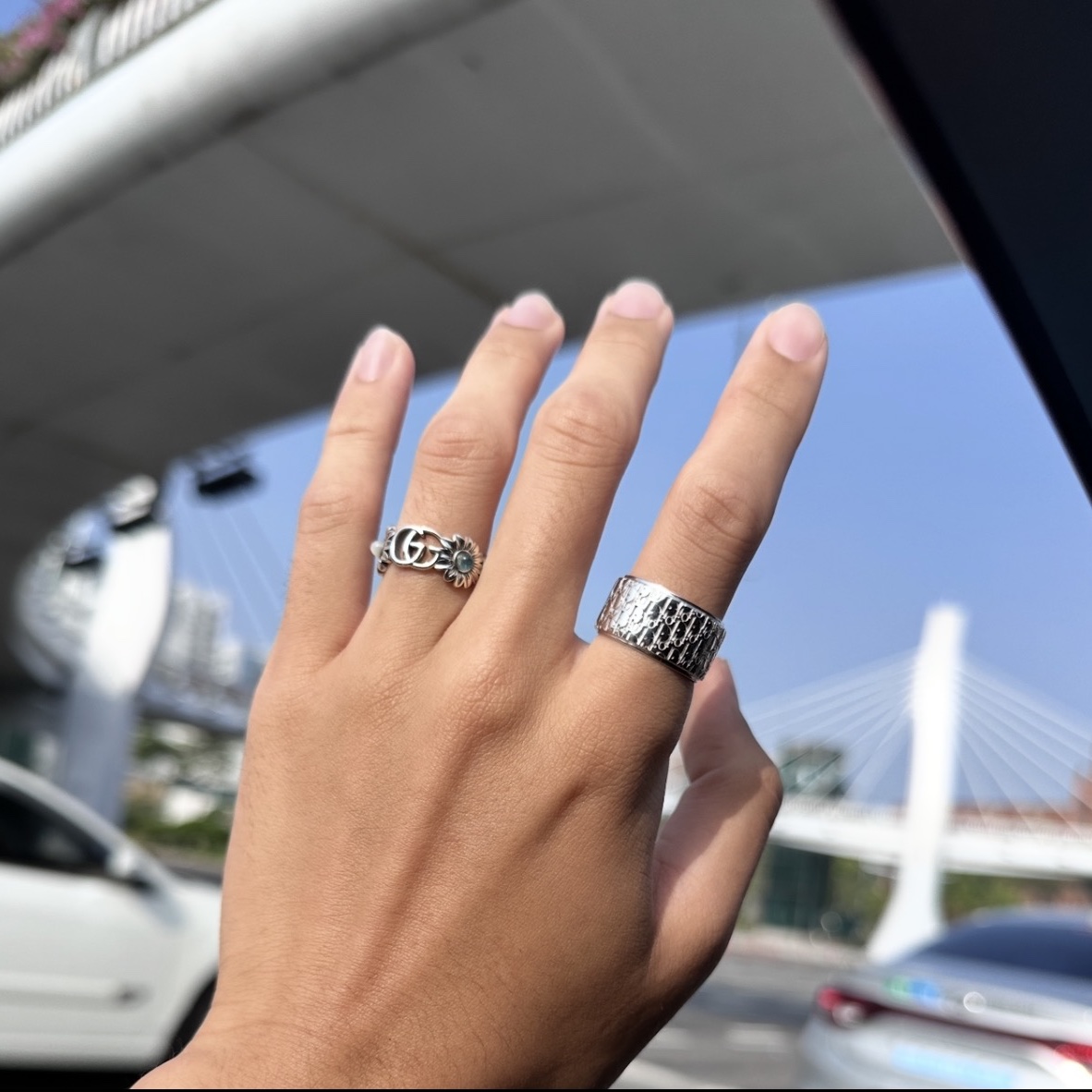 Dior Oblique Ring Silver, Gucci Double G Mother of Pearl Ring Silver 착용 스타일