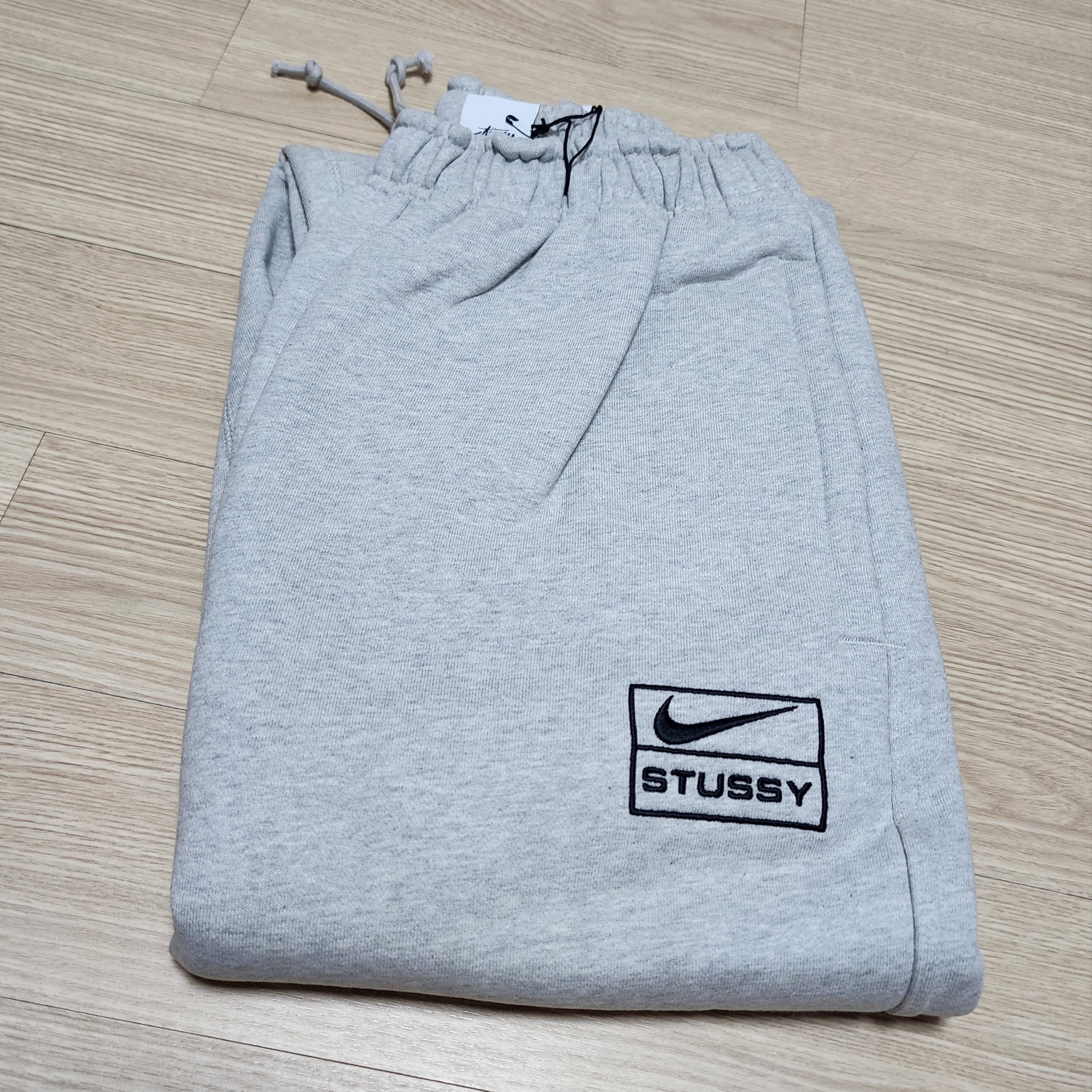 Nike x Stussy Fleece Pants Grey Heather (FN5231-050) 착용 스타일