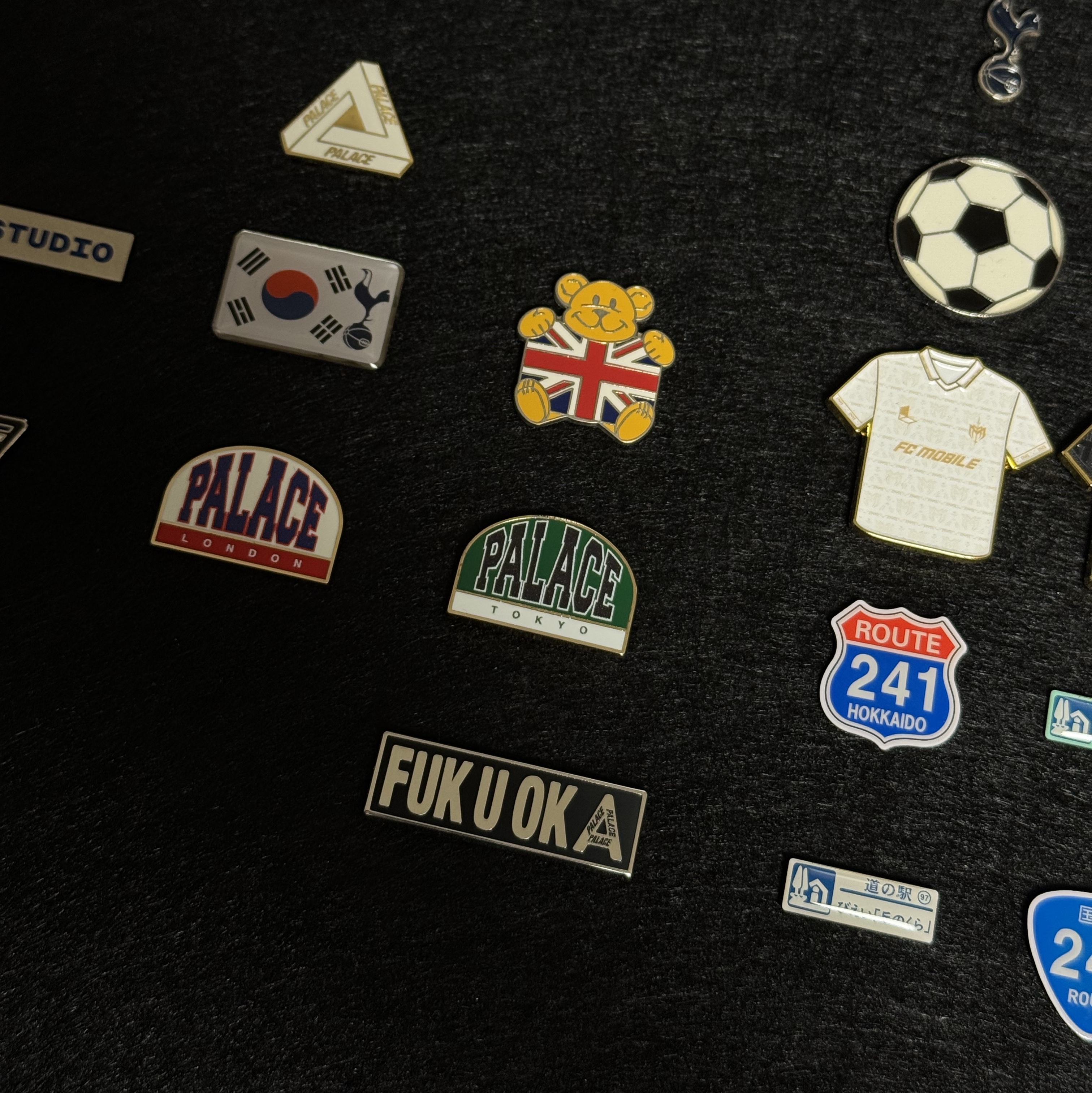 Palace Fukuoka Pin Badge Black - 25FW 착용 스타일 - 2