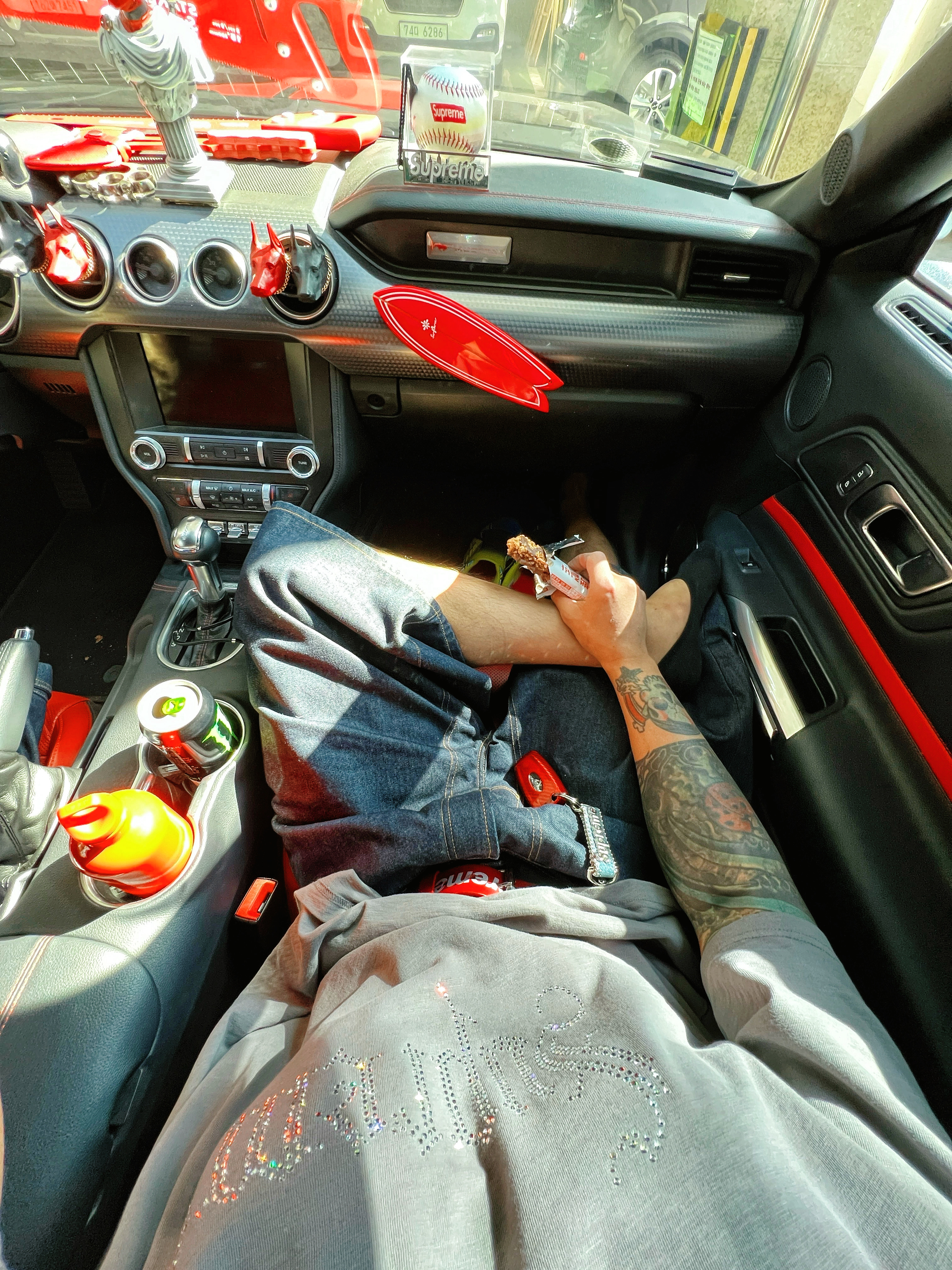 Supreme Rhinestone S/S Top Grey - 24FW, Supreme x B.B. Simon Denim Keychain Washed Indigo - 25SS 착용 스타일 - 1