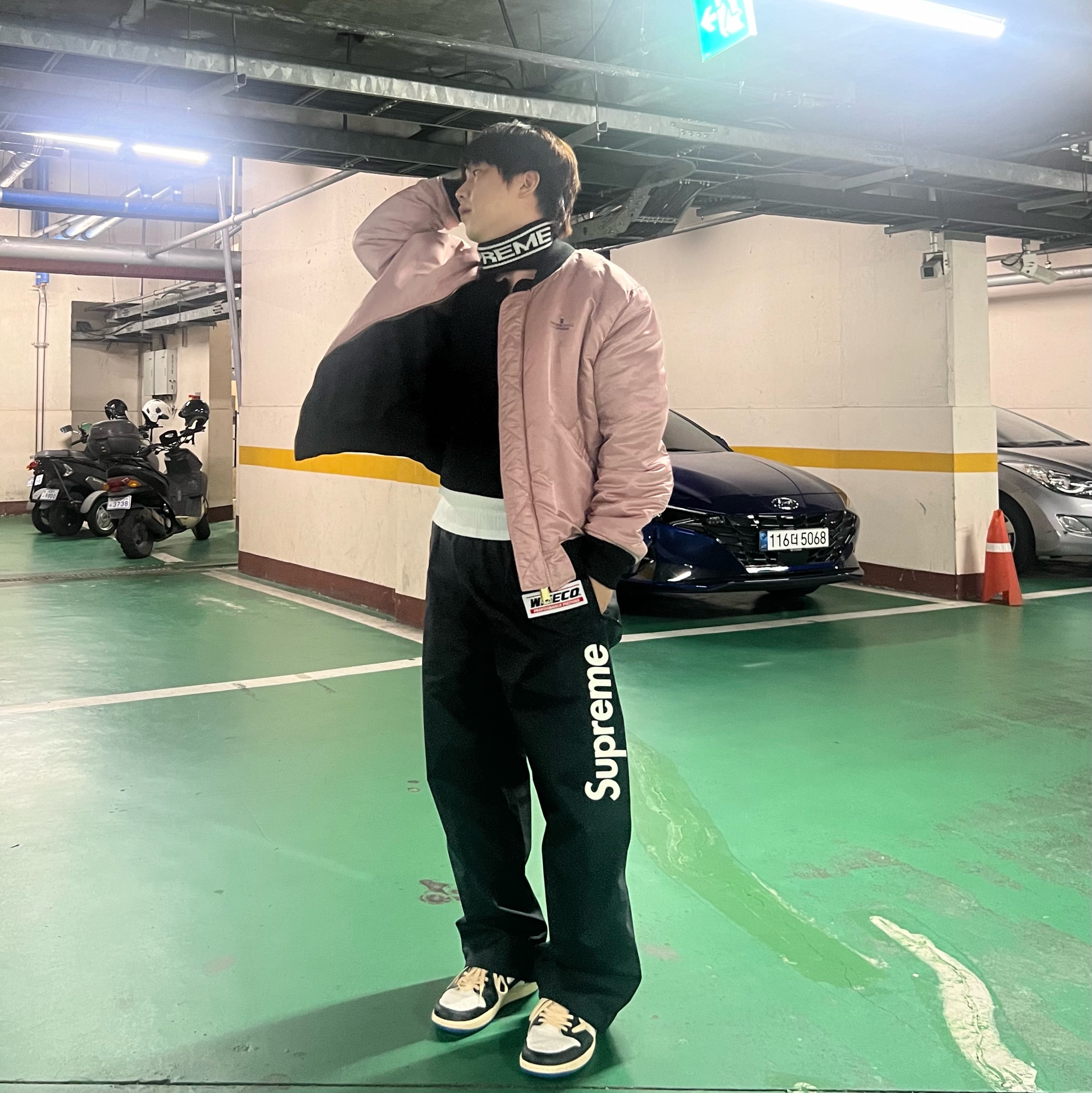 Supreme Contrast Logo Headband Black - 25FW, Supreme x Vanson Leathers Gore-Tex Pants Black - 25FW 착용 스타일 - 2
