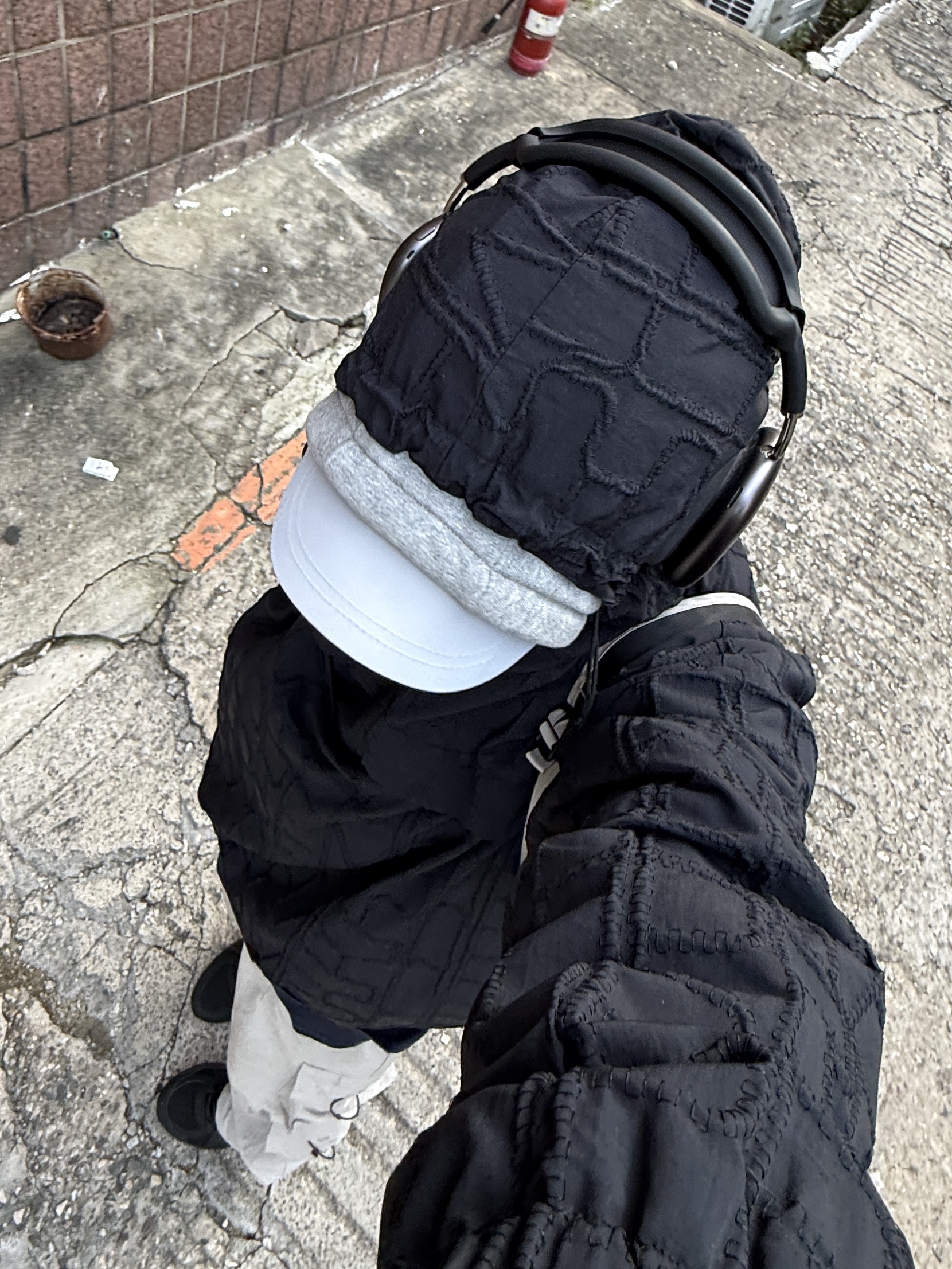 Supreme Repeat Stitch Anorak Black - 23SS, Asics Jog 100 T Black - 4E Extra Wide 착용 스타일 - 8