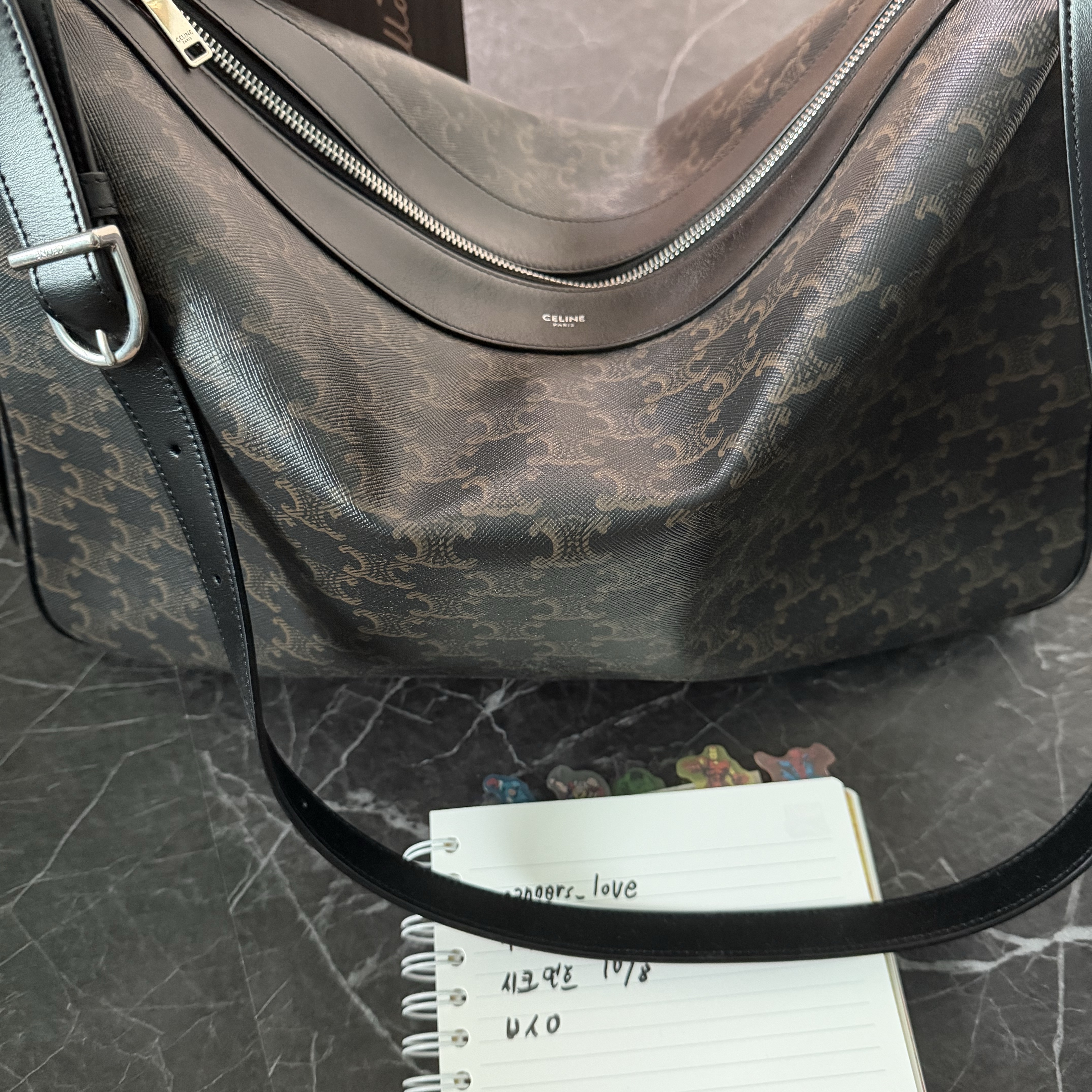 Celine Large Strap Romy in Triomphe Canvas Calfskin Black 착용 스타일 - 4