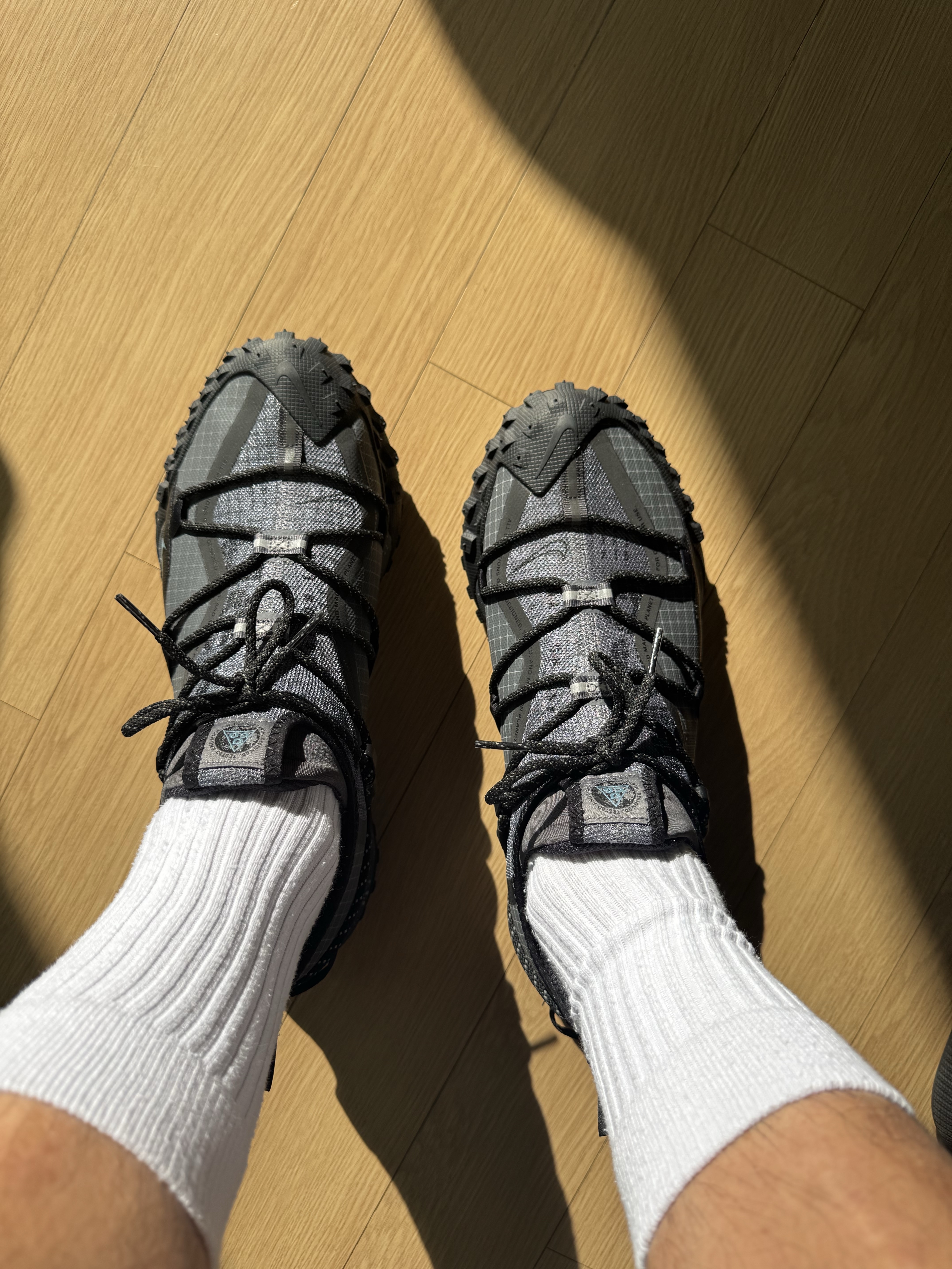 Nike ACG Mountain Fly Low Gore-Tex Dark Grey Black, Nike x Drake Nocta Socks White (3 Pack) 착용 스타일 - 1