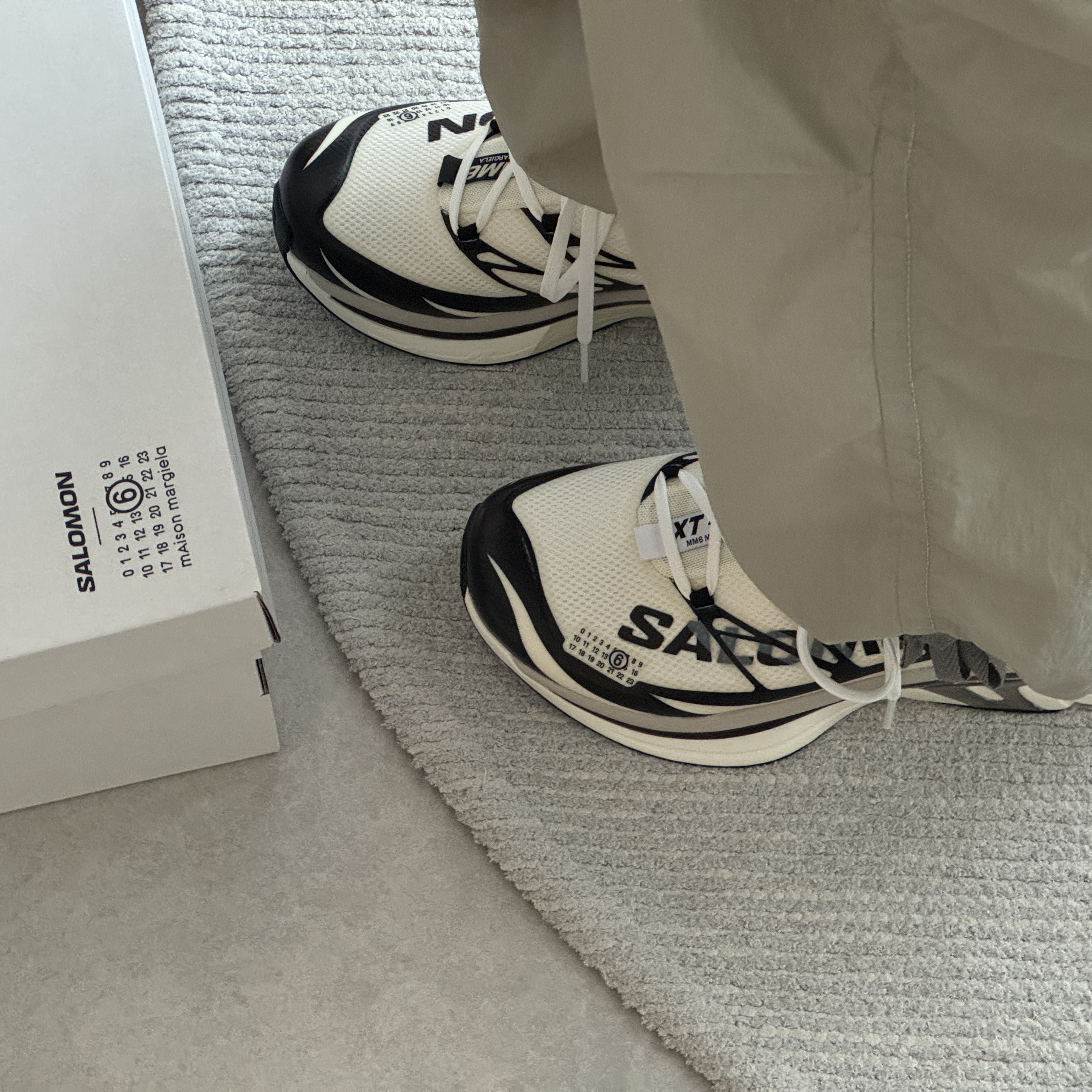 Salomon x MM6 Masion Margiela XT-MM6 Vanilla Ice Black 착용 스타일 - 4